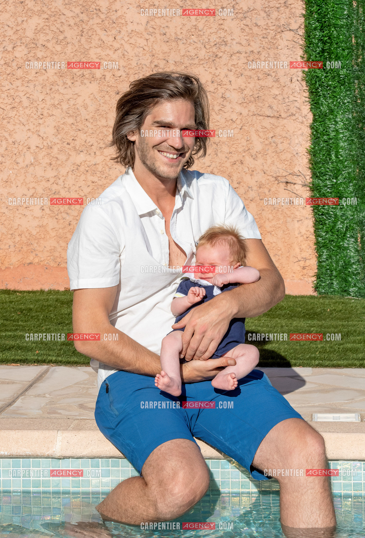 Le ténor Amaury Vassili lors de ses vacances d'été a Toulon dans le Var avec son petit garçon Anatoly tous juste agé de deux mois.   ( Exclusif )