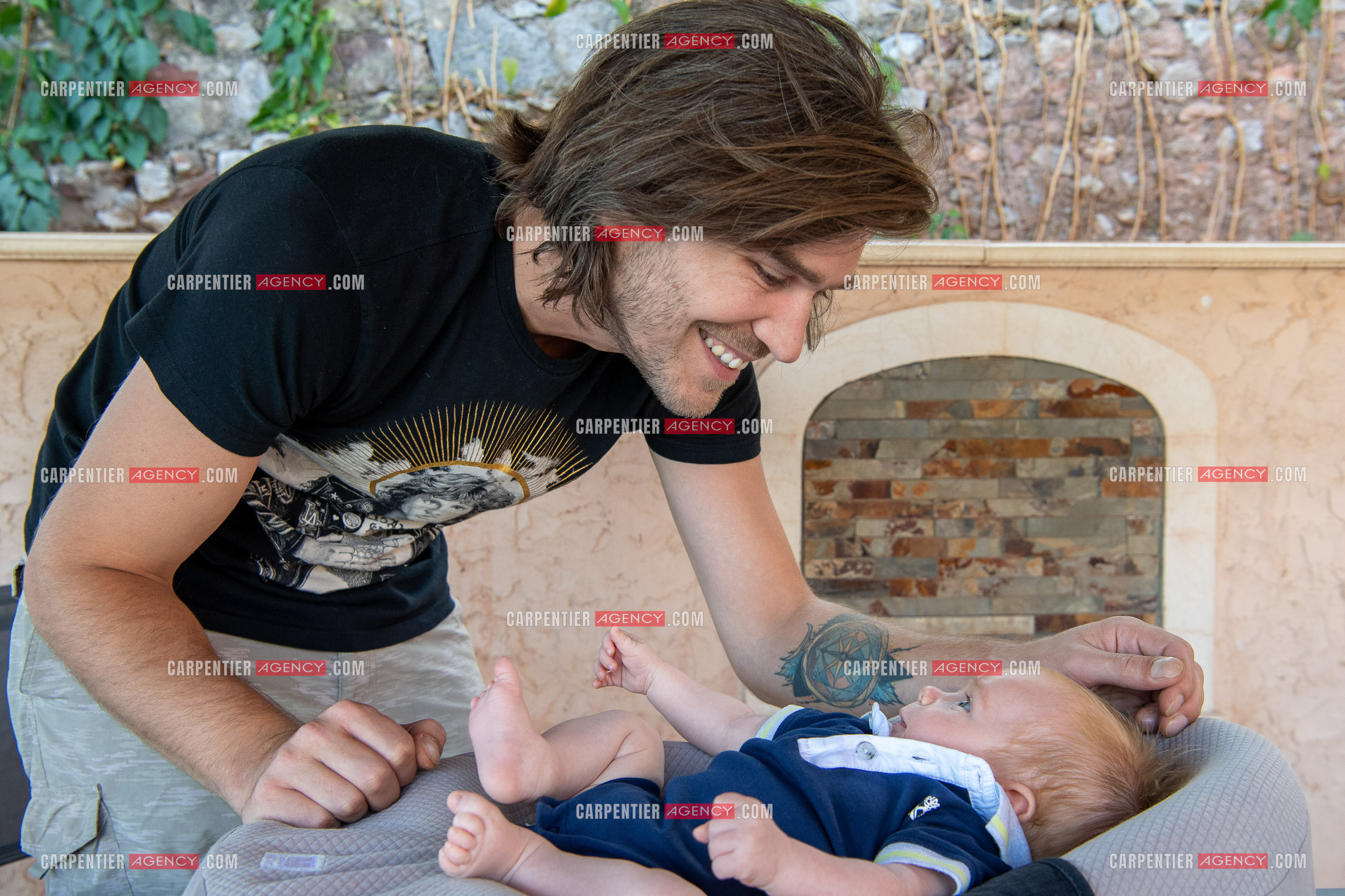 Le ténor Amaury Vassili lors de ses vacances d'été a Toulon dans le Var avec sa femme Stéphanie et leur petit garçon Anatoly tous juste agé de deux mois.   ( Exclusif )