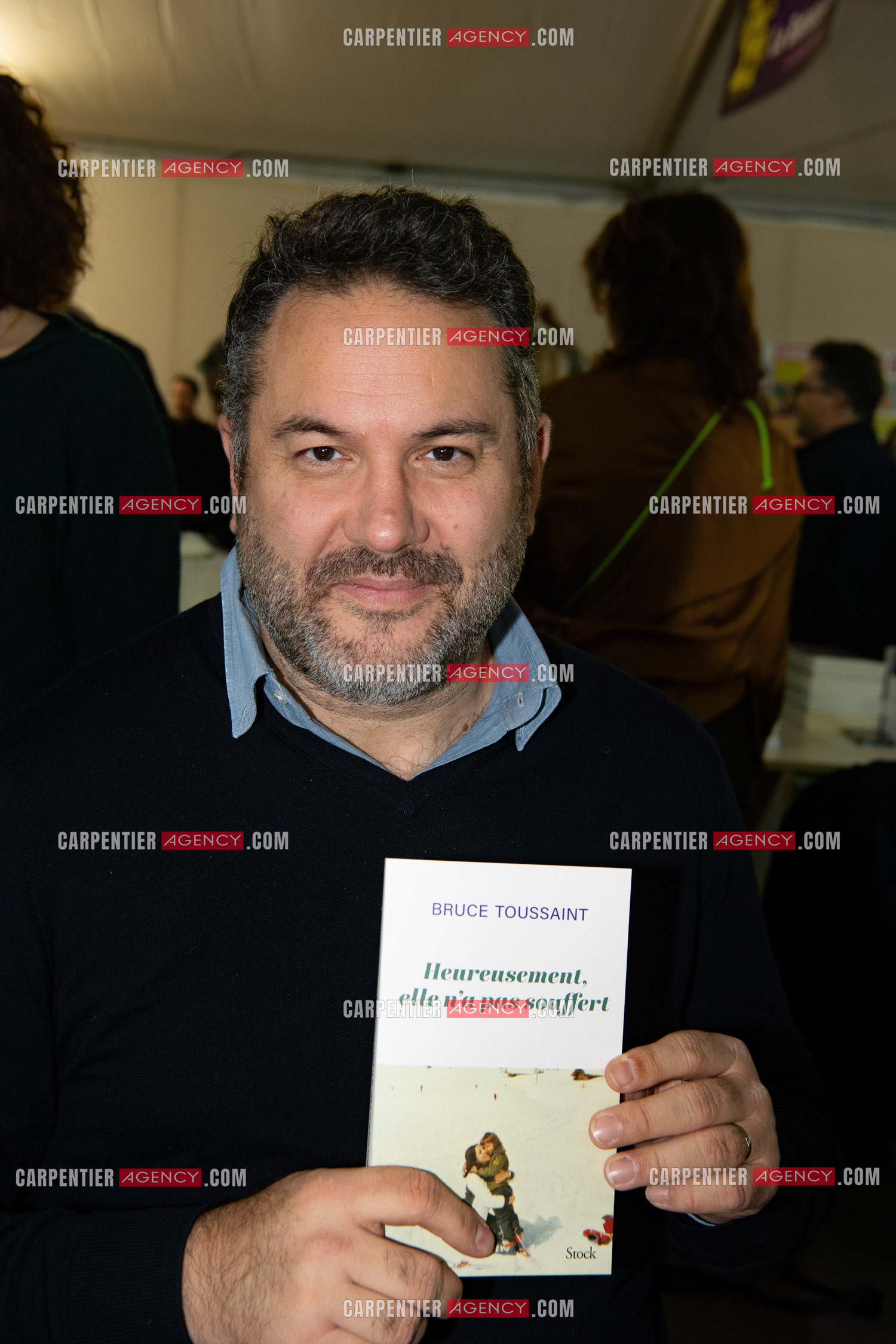 L'auteur Bruce Toussaint présente son livre “ HEUREUSEMENT, ELLE N'A PAS SOUFFERT “ aux éditions Stock.   ( Exclusif )