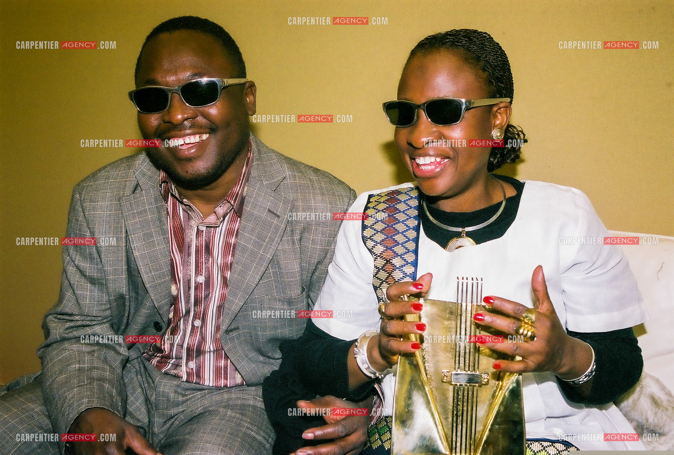 Décès du chanteur Malien ce vendredi 04 avril 2025 au Mali. Amadou et Mariam reçoivent  la victoire album reggae, ragga, world de l'année 2005. ( Exclusif )