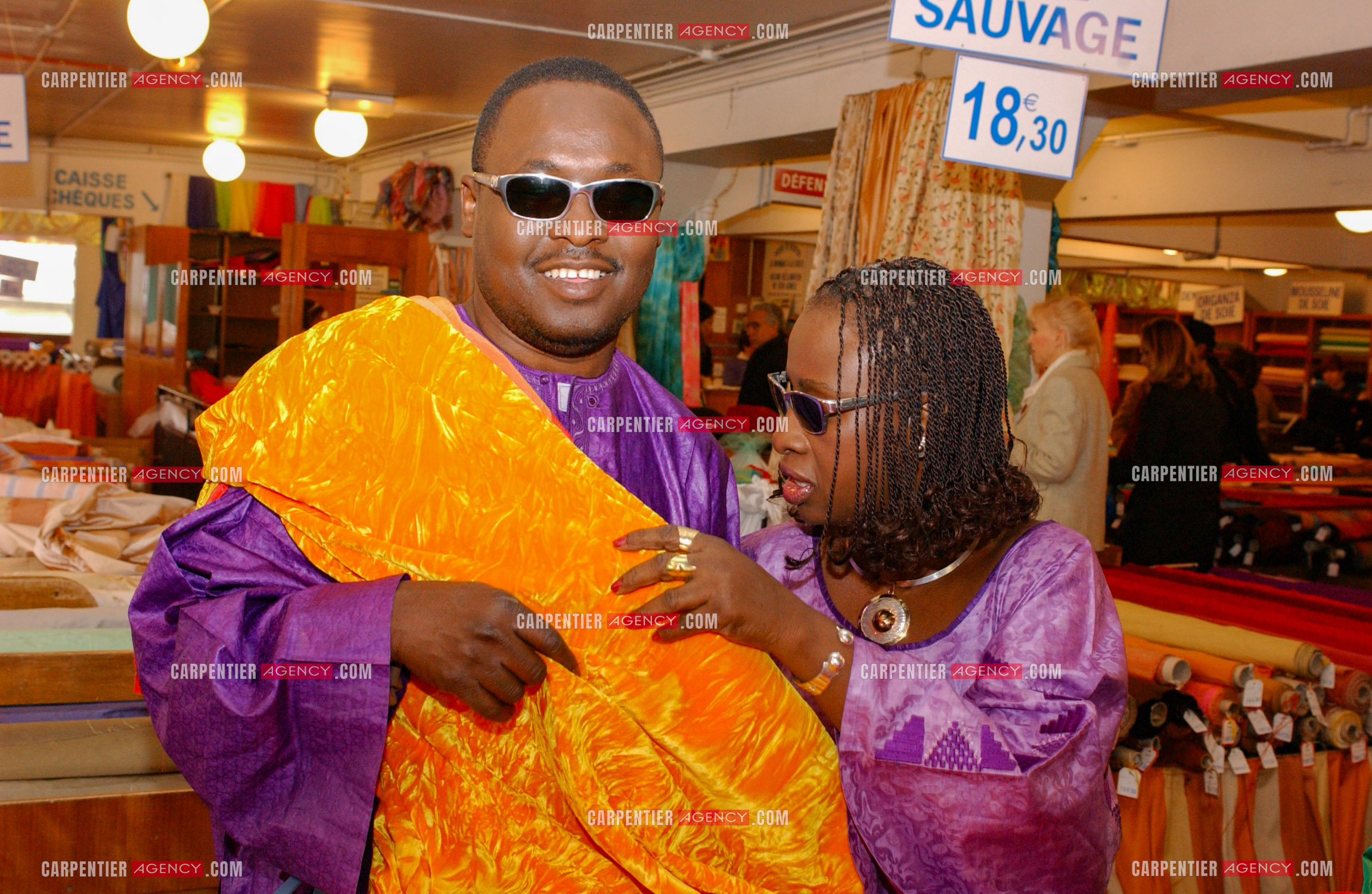 Le couple chanteurs maliens aveugles Amadou Bagayoko et sa femme Mariam Doumbia lors d'un reportage photos à Paris.  ( Exclusif )