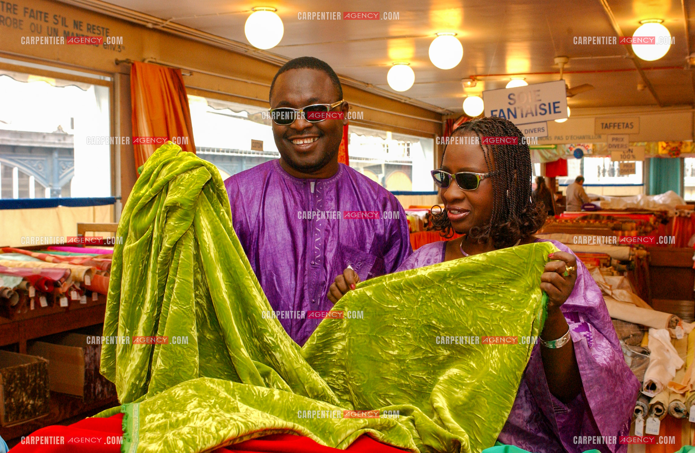 Le couple chanteurs maliens aveugles Amadou Bagayoko et sa femme Mariam Doumbia lors d'un reportage photos à Paris.  ( Exclusif )