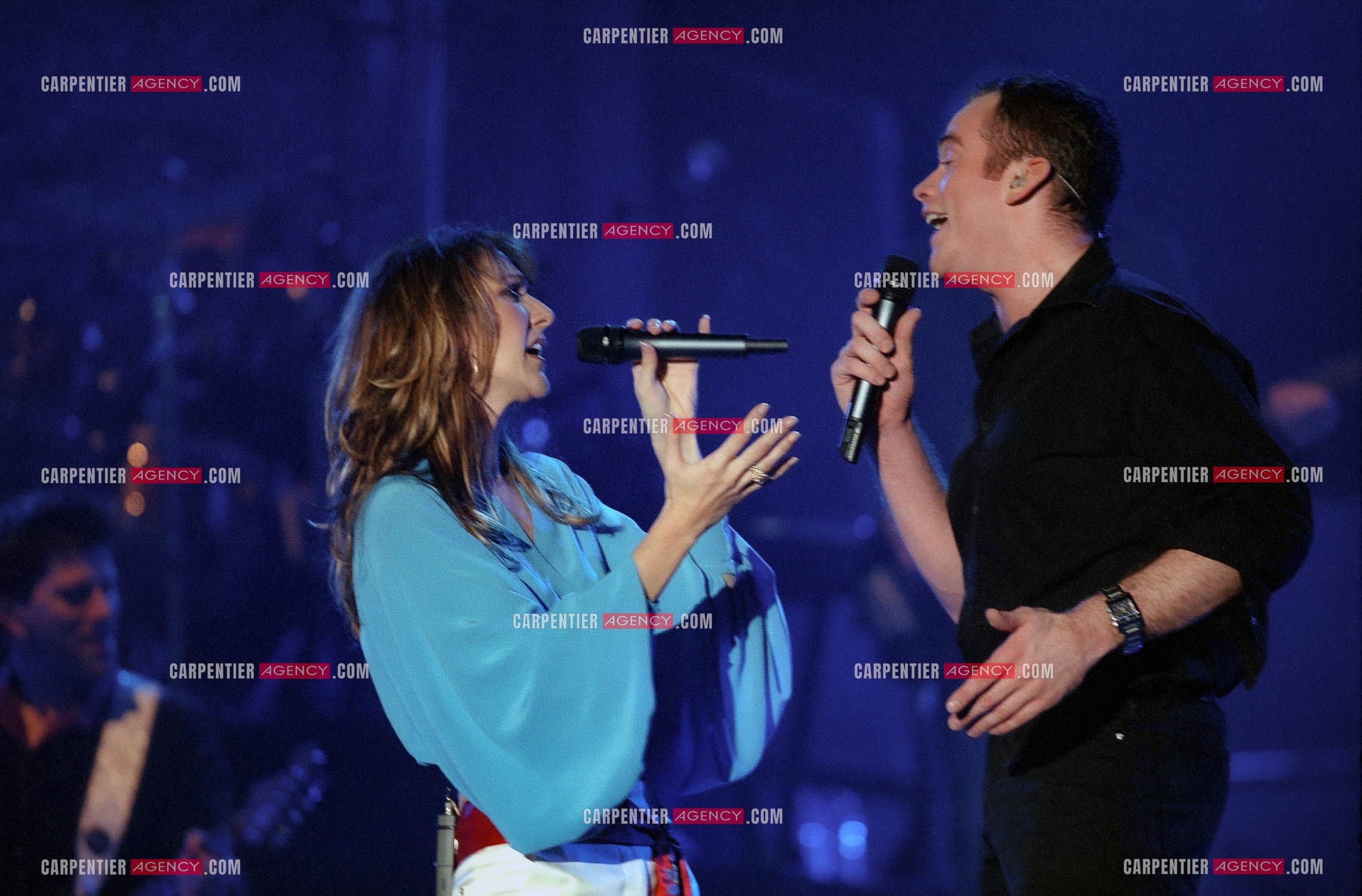 Le chanteur Garou en concert au POPB de Paris Bercy. Céline Dion rejoint Garou sur scène pour interpréter avec lui en duo " SOUS LE VENT " le 20 mars 2002.                         ( Exclusif )