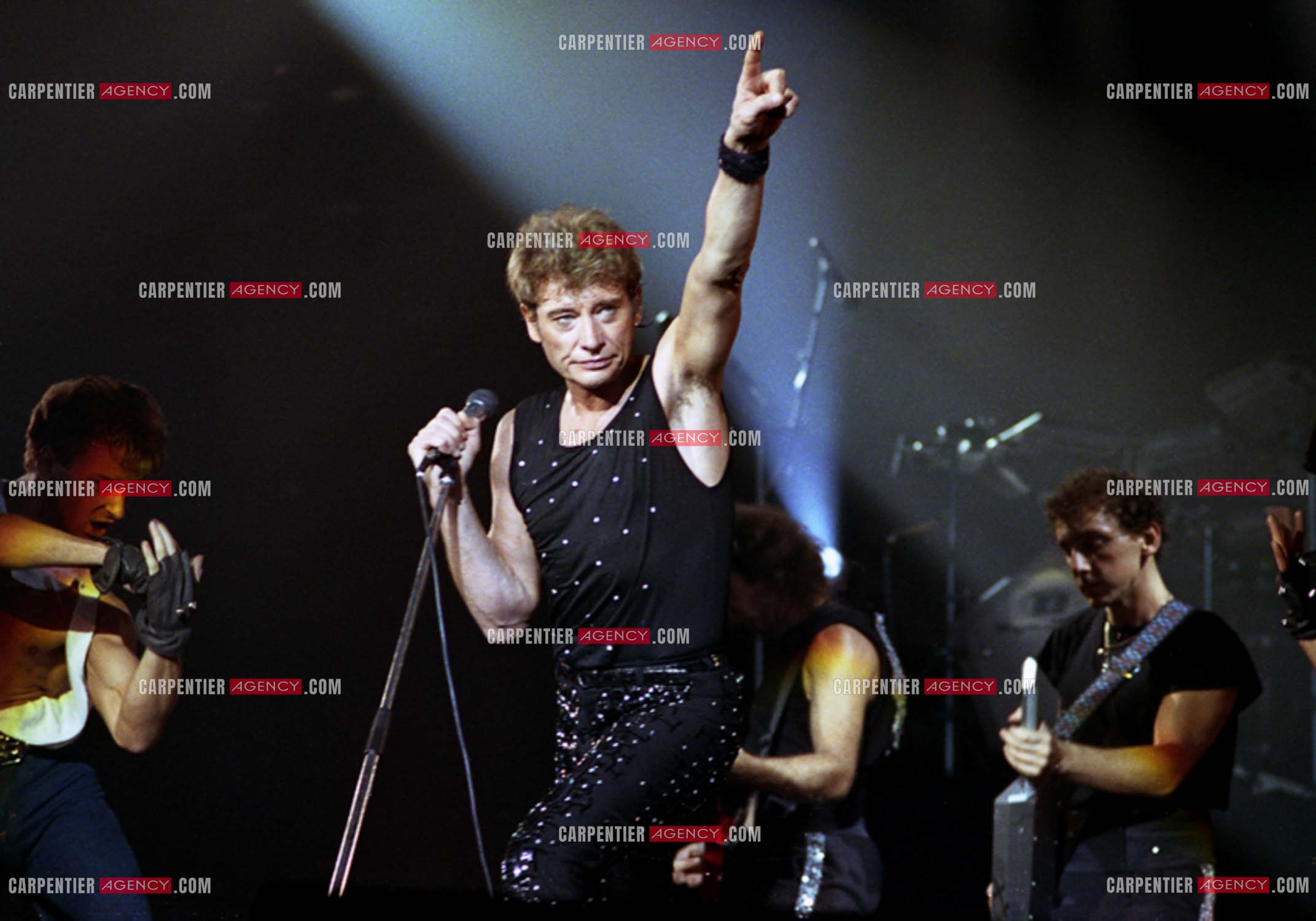 Le chanteur Johnny Hallyday lors de ses concerts au Zénith de Paris du 26 oct 1984 au 08 janvier 1985.   ( Exclusif )