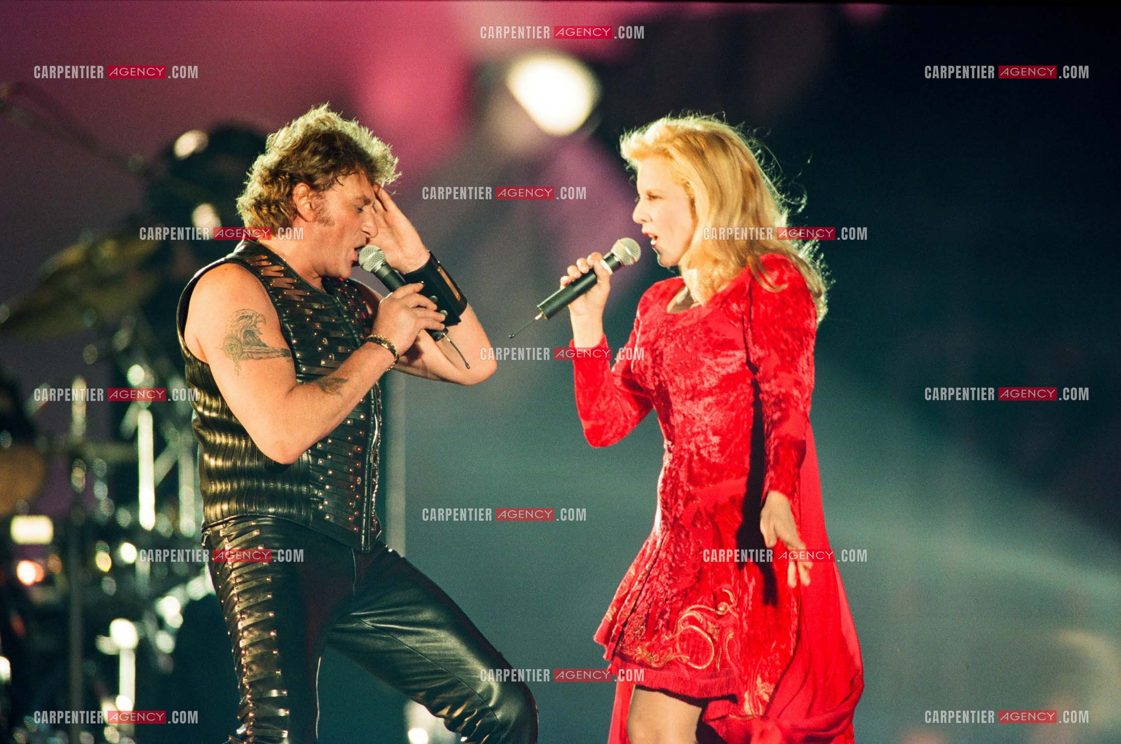 Johnny Hallyday en concert au PARC DES PRINCES pour ses 50 ans en 1993. Ici, Johnny  interprete un duo avec son ex-femme Sylvie Vartan " Nos Tendres Années ".