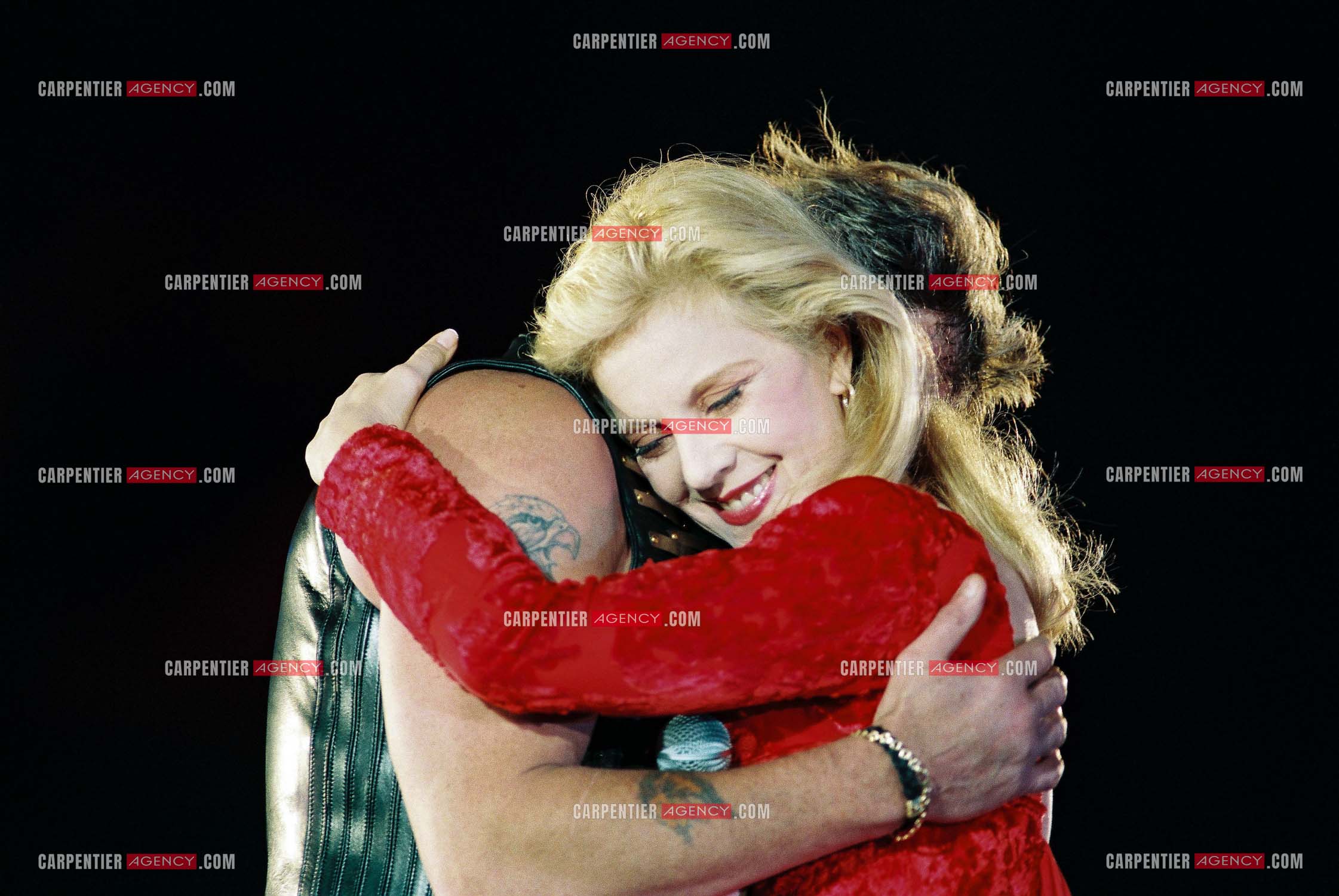 Johnny Hallyday en concert au PARC DES PRINCES pour ses 50 ans en 1993. Ici, Johnny  interprete un duo avec son ex-femme Sylvie Vartan " Nos Tendres Années ".