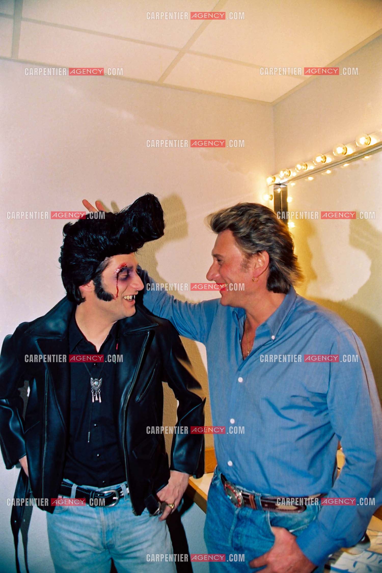 Johnny dans sa loge avec Antoine de Caunes après l'émission “ Nulle part ailleurs “ spéciale Johnny Hallyday.      ( Exclusif )
