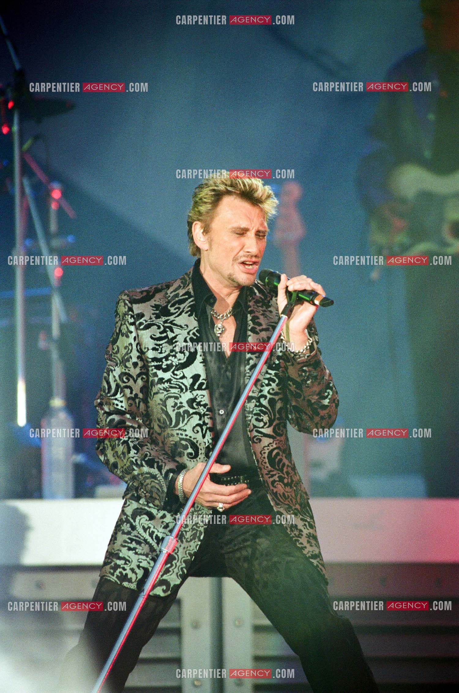 Le chanteur Johnny Hallyday en concert aux pieds de la Tour Eiffel pour la fête Nationnale du 14 juillet organisé par la ville de Paris en 2000.   ( Exclusif )