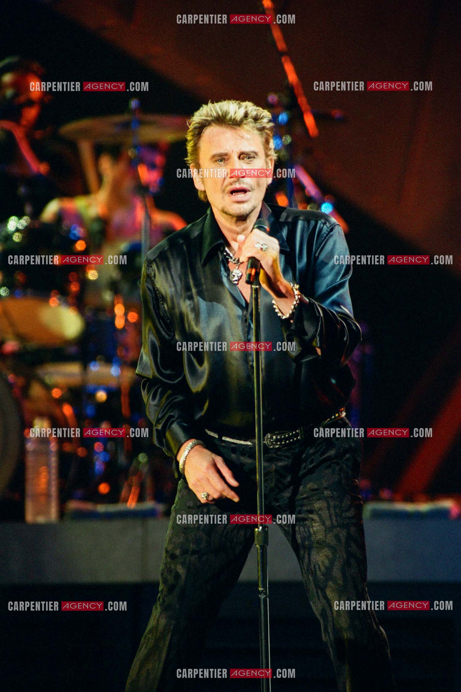 Le chanteur Johnny Hallyday en concert aux pieds de la Tour Eiffel pour la fête Nationnale du 14 juillet organisé par la ville de Paris en 2000.   ( Exclusif )