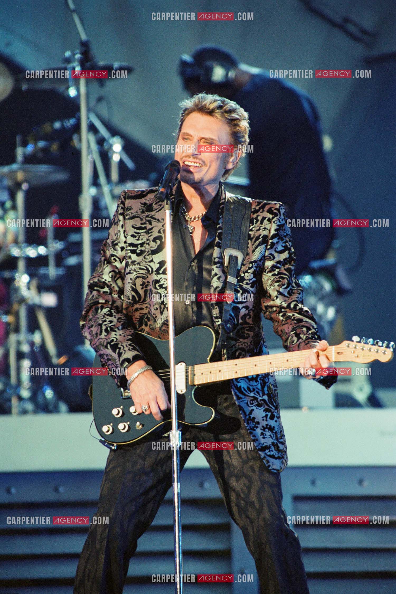 Le chanteur Johnny Hallyday en concert aux pieds de la Tour Eiffel pour la fête Nationnale du 14 juillet organisé par la ville de Paris en 2000.   ( Exclusif )