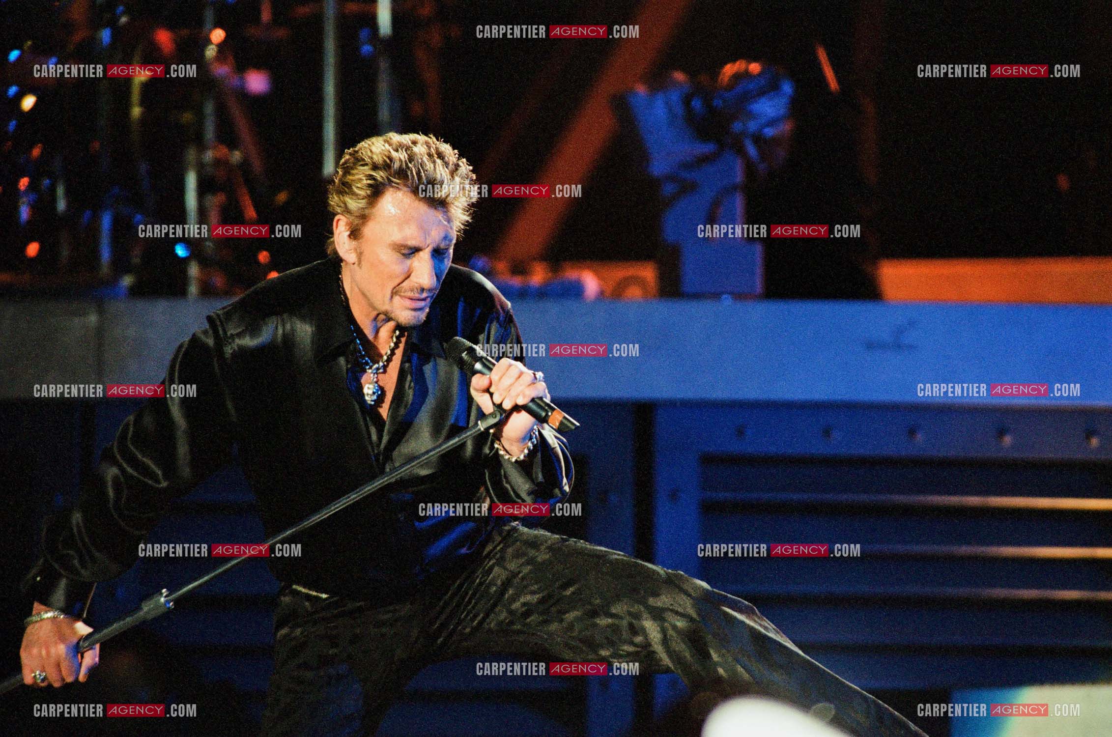 Le chanteur Johnny Hallyday en concert aux pieds de la Tour Eiffel pour la fête Nationnale du 14 juillet organisé par la ville de Paris en 2000.   ( Exclusif )