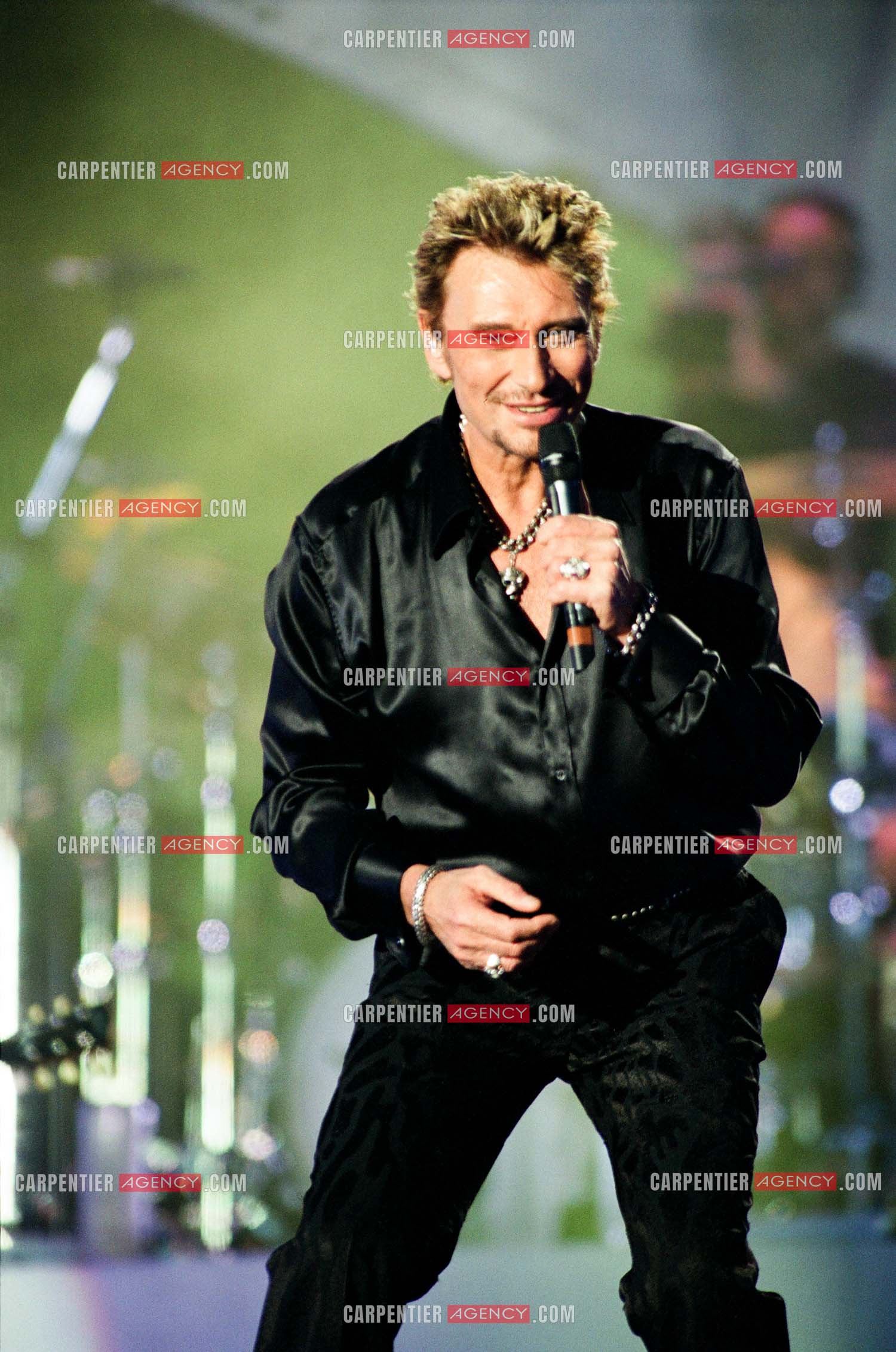 Le chanteur Johnny Hallyday en concert aux pieds de la Tour Eiffel pour la fête Nationnale du 14 juillet organisé par la ville de Paris en 2000.   ( Exclusif )