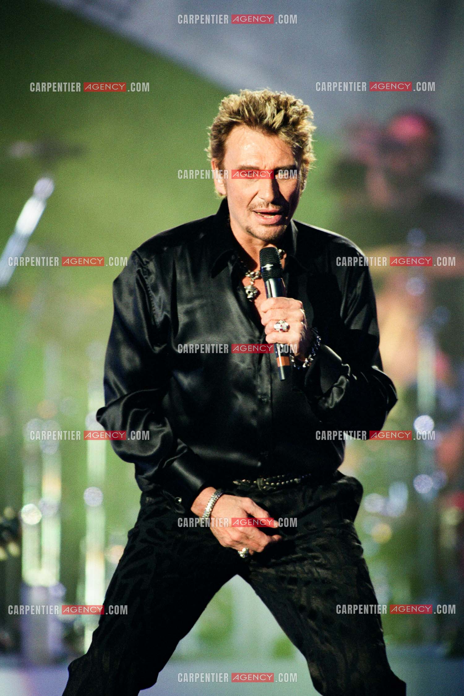 Le chanteur Johnny Hallyday en concert aux pieds de la Tour Eiffel pour la fête Nationnale du 14 juillet organisé par la ville de Paris en 2000.   ( Exclusif )