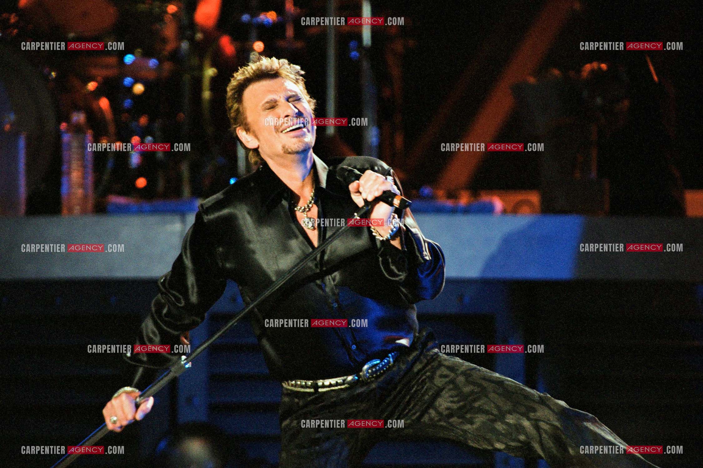 Le chanteur Johnny Hallyday en concert aux pieds de la Tour Eiffel pour la fête Nationnale du 14 juillet organisé par la ville de Paris en 2000.   ( Exclusif )