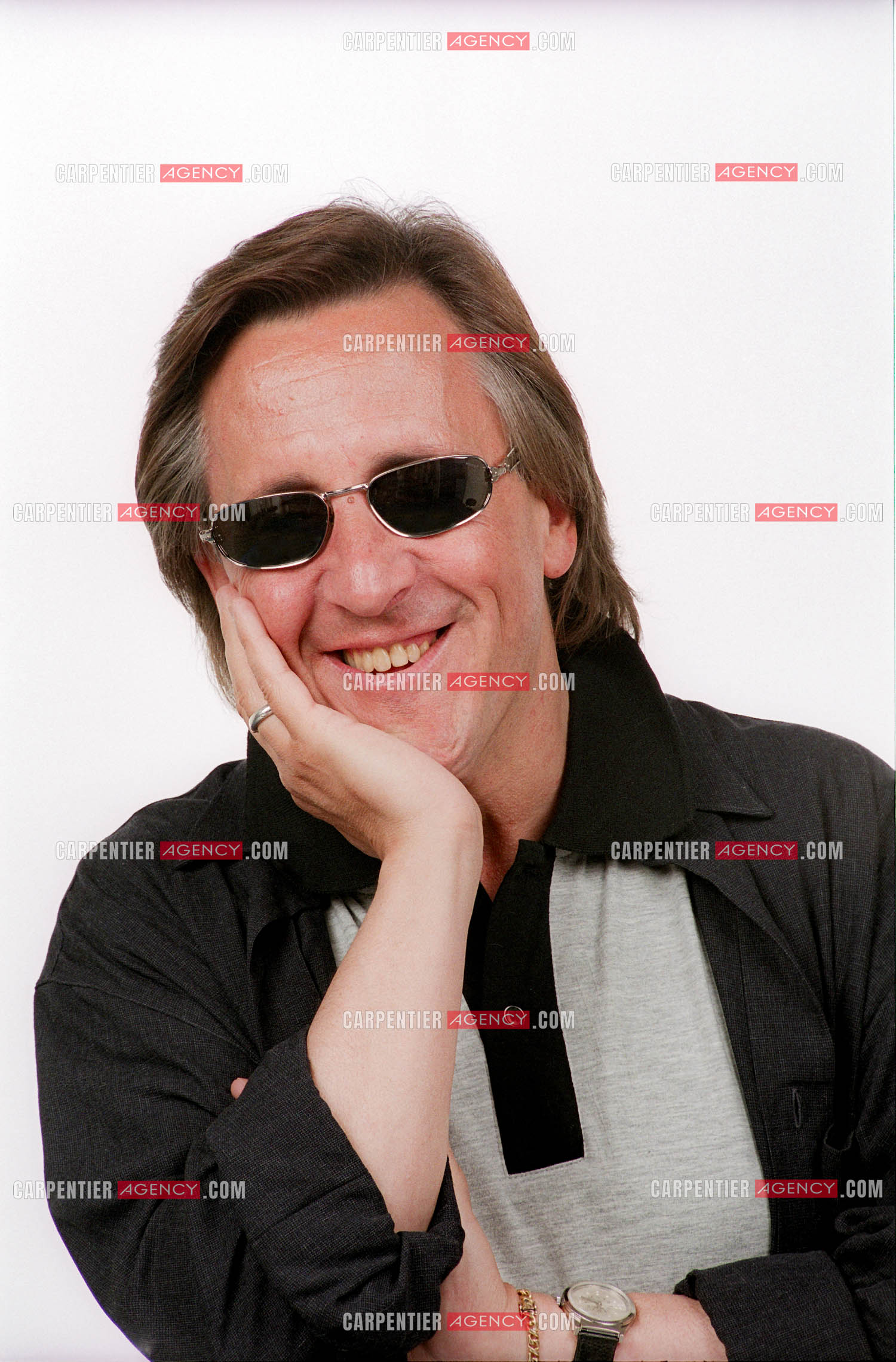 Le chanteur Gilbert Montagné lors d'une séance photos en studio pour la réalisation d'une affiche et de ses photos de presse. ( Exclusif )