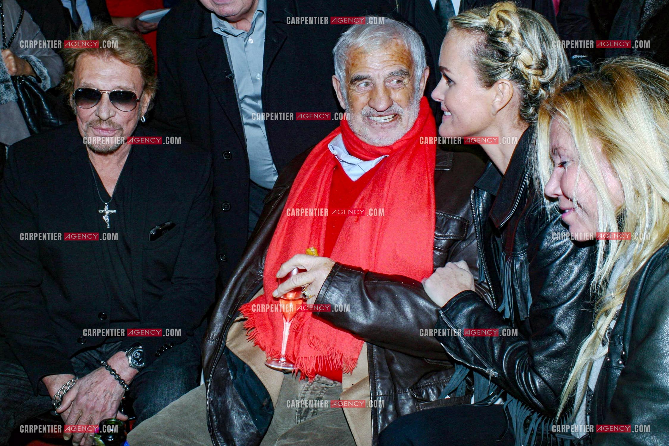 Le chanteur Johnny Hallyday et son ami Jean-Paul Belmondo, Laeticia et Fiona Gélin à Paris en 2013.