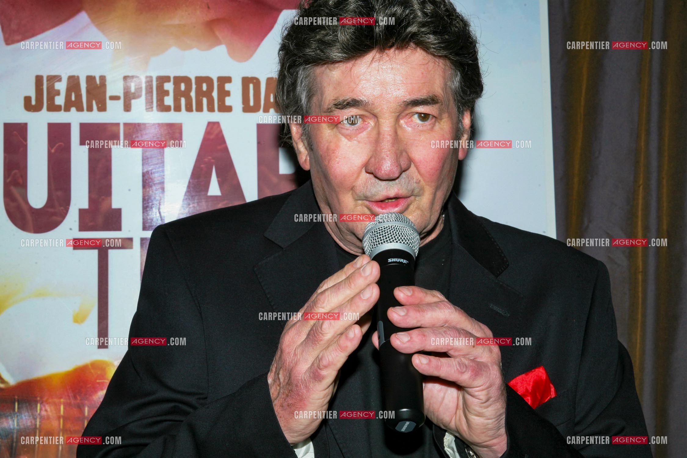 Jean-Pierre Danel reçoit son  disque d'or à l'hôtel le Burgundy à Paris en présence de son père le chanteur Pascal Danel.        ( Exclusif )