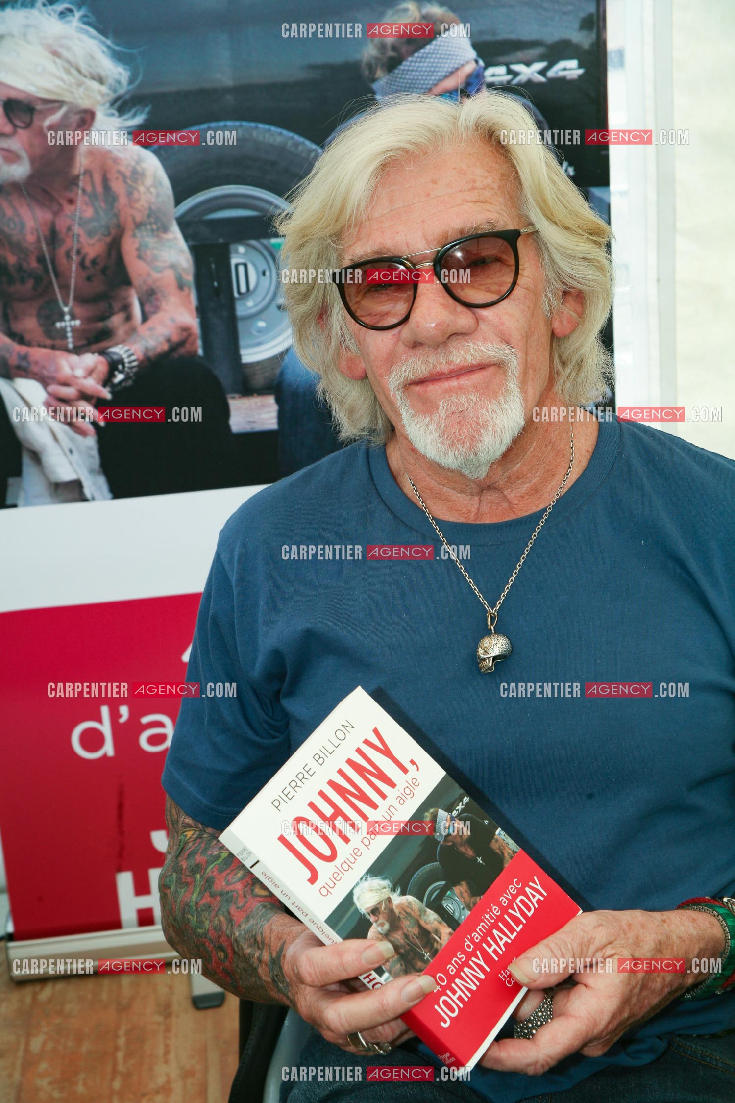 L'auteur Pierre Billon présente son dernier livre “ JOHNNY, quelque part un aigle “ paru au éditions HarperCollins.           ( Exclusif )