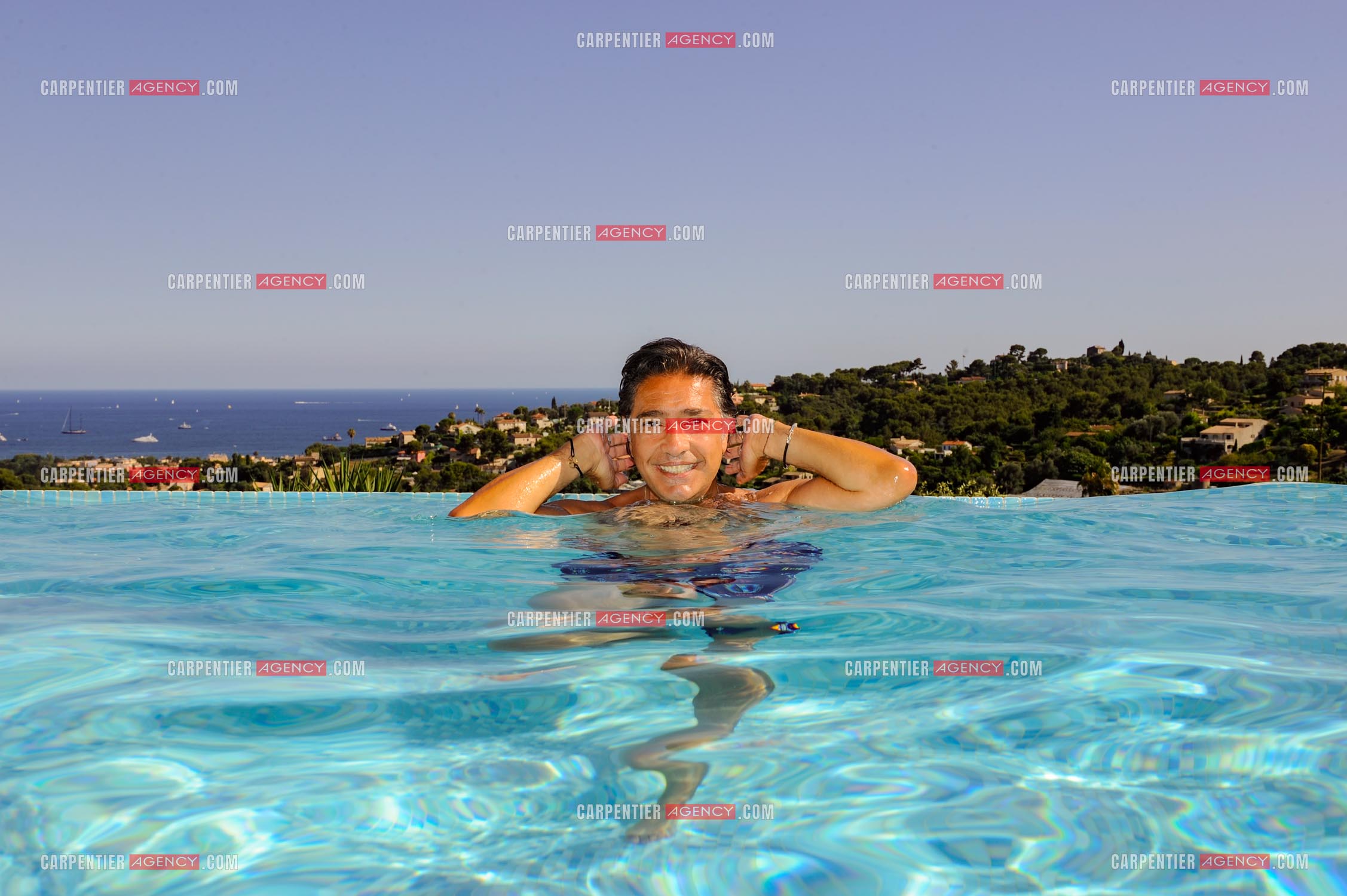 Le chanteur Frédéric François lors de ses vacances en famille dans sa résidence secondaire d'Antibes.  ( Exclusif )