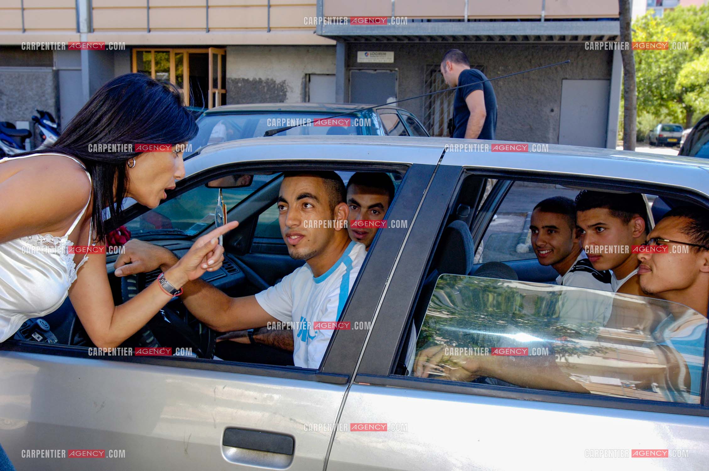 Nora PREZIOSI femme politique française Adjointe au Maire de Marseille Jean-Claude Gaudin, et chargé des femmes, conseillère Régionale Région Sud. ici, dans les quartiers de Marseille avec les jeunes des cités. ( Exclue )