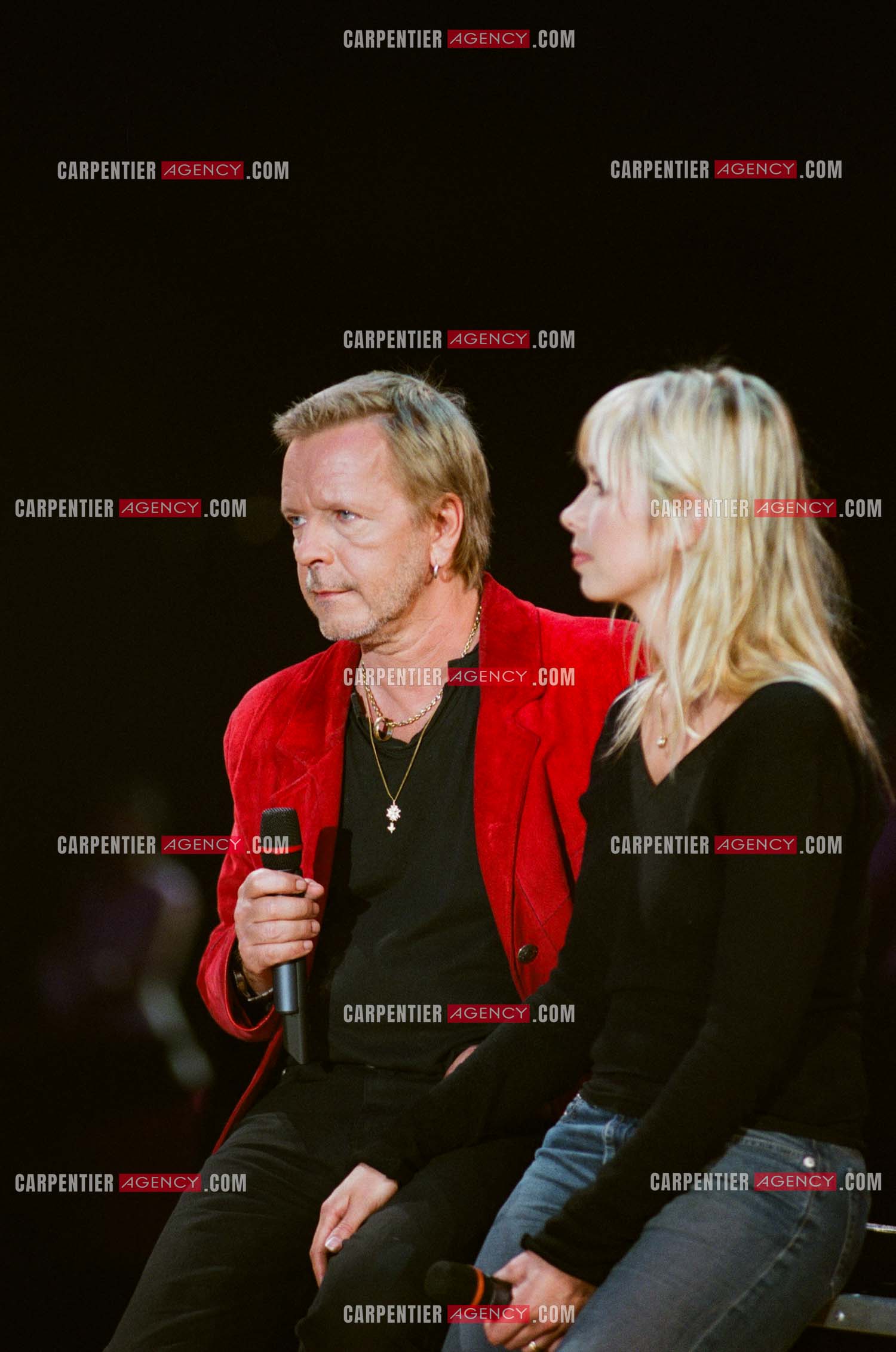 Le chanteur Renaud Séchan et sa femme Romane Serda invités pour l'anniversaire des 20 ans du Zénith de Paris.