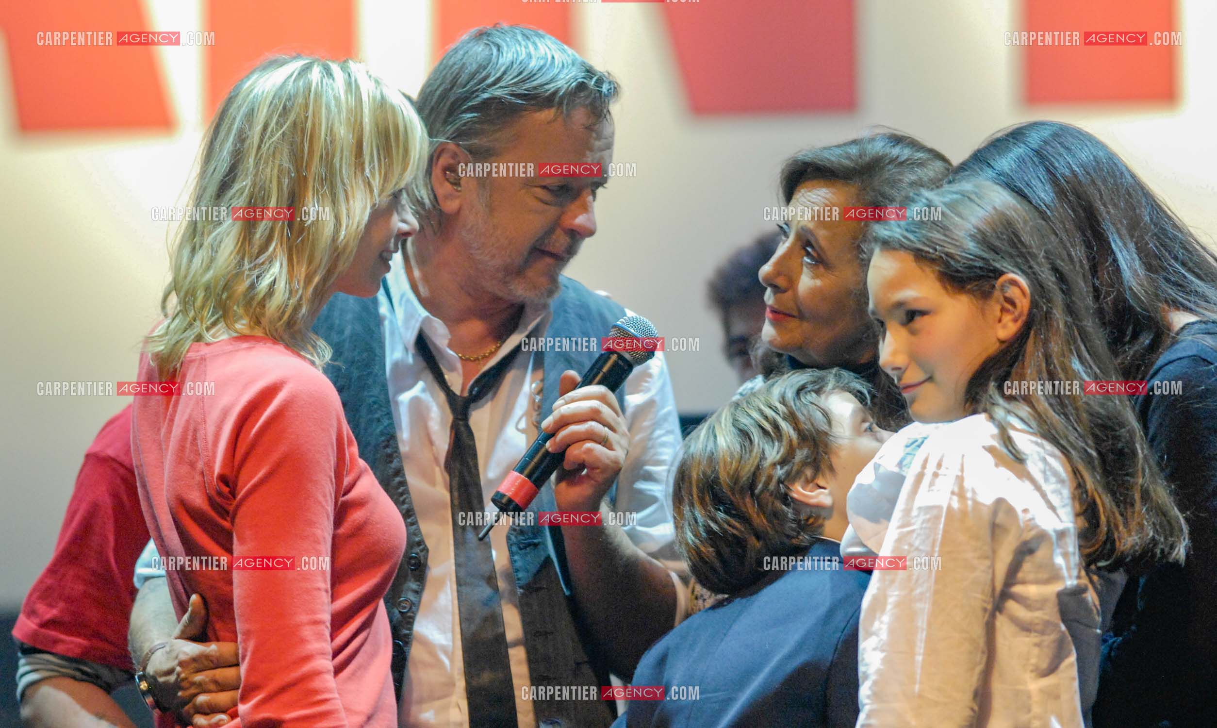 Le chanteur Renaud et sa femme Romane Serda lors d'un concert de soutien au Zénith de Paris au profit de la libération d'Ingrid Betancourt.