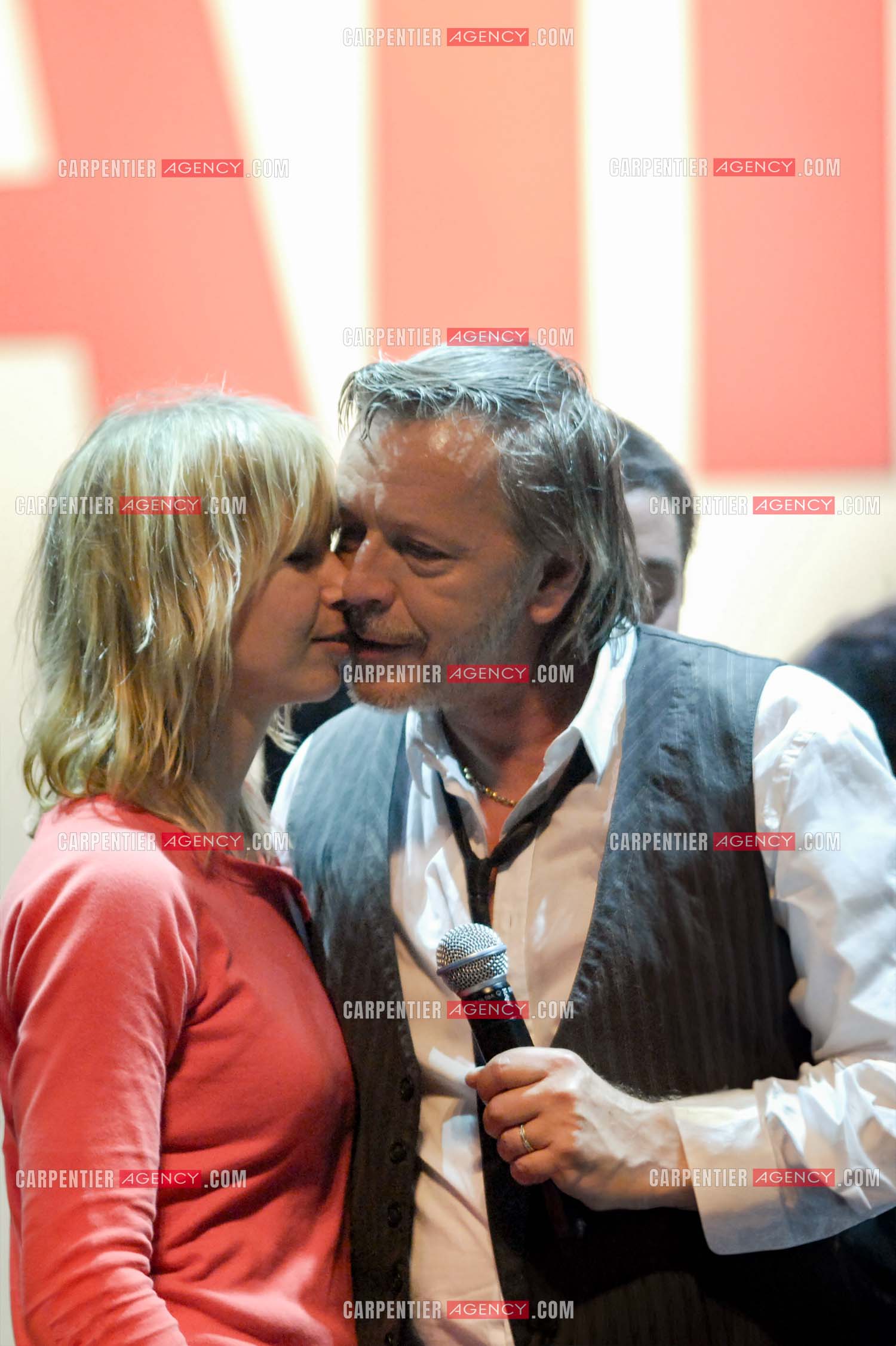Le chanteur Renaud et sa femme Romane Serda lors d'un concert de soutien au Zénith de Paris au profit de la libération d'Ingrid Betancourt.