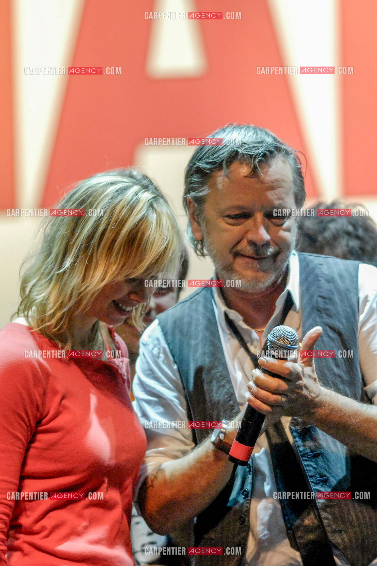 Le chanteur Renaud et sa femme Romane Serda lors d'un concert de soutien au Zénith de Paris au profit de la libération d'Ingrid Betancourt.