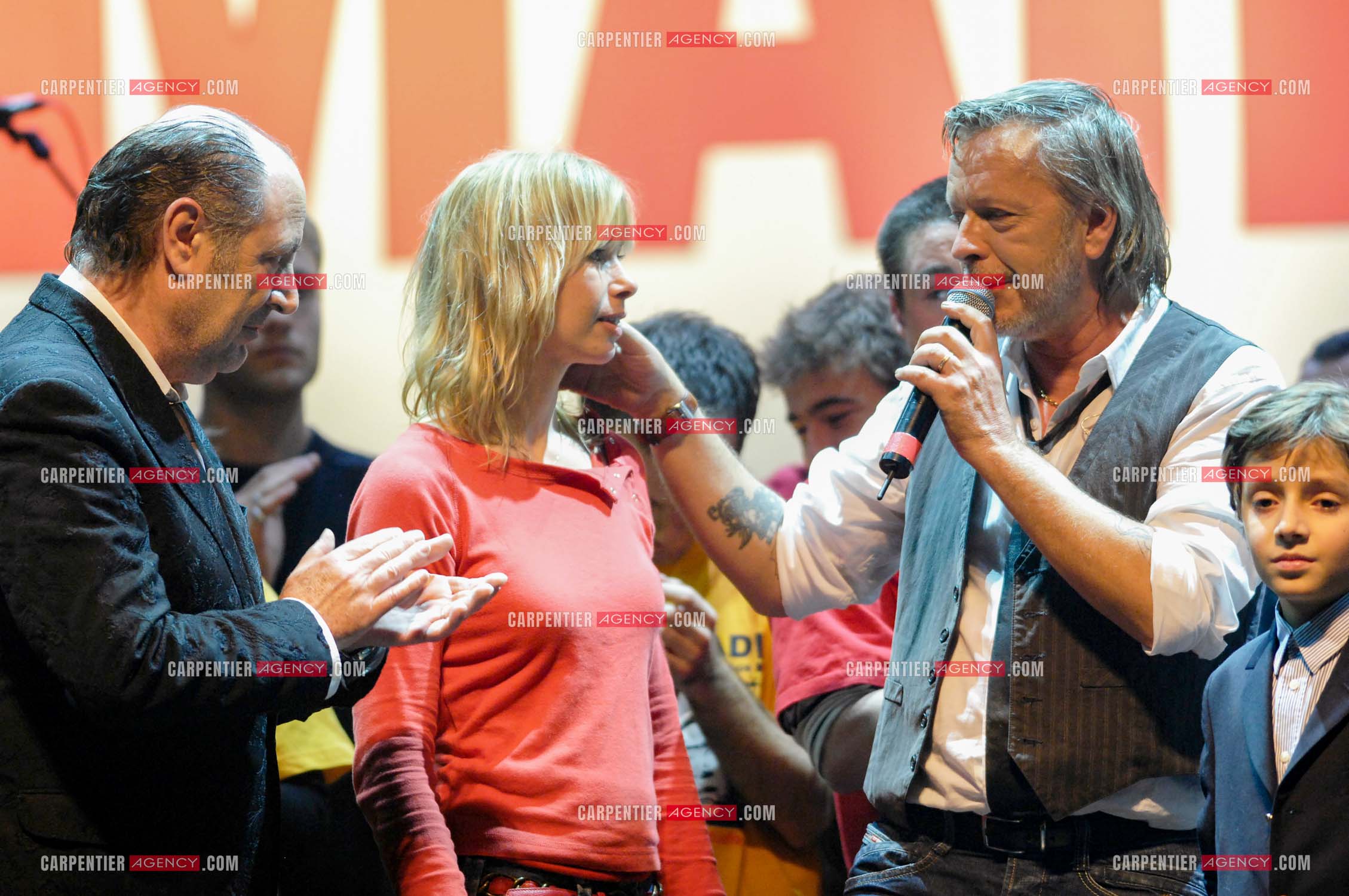 Le chanteur Renaud et sa femme Romane Serda lors d'un concert de soutien au Zénith de Paris au profit de la libération d'Ingrid Betancourt. Ici, accompagné du chanteur Michel Delpech.