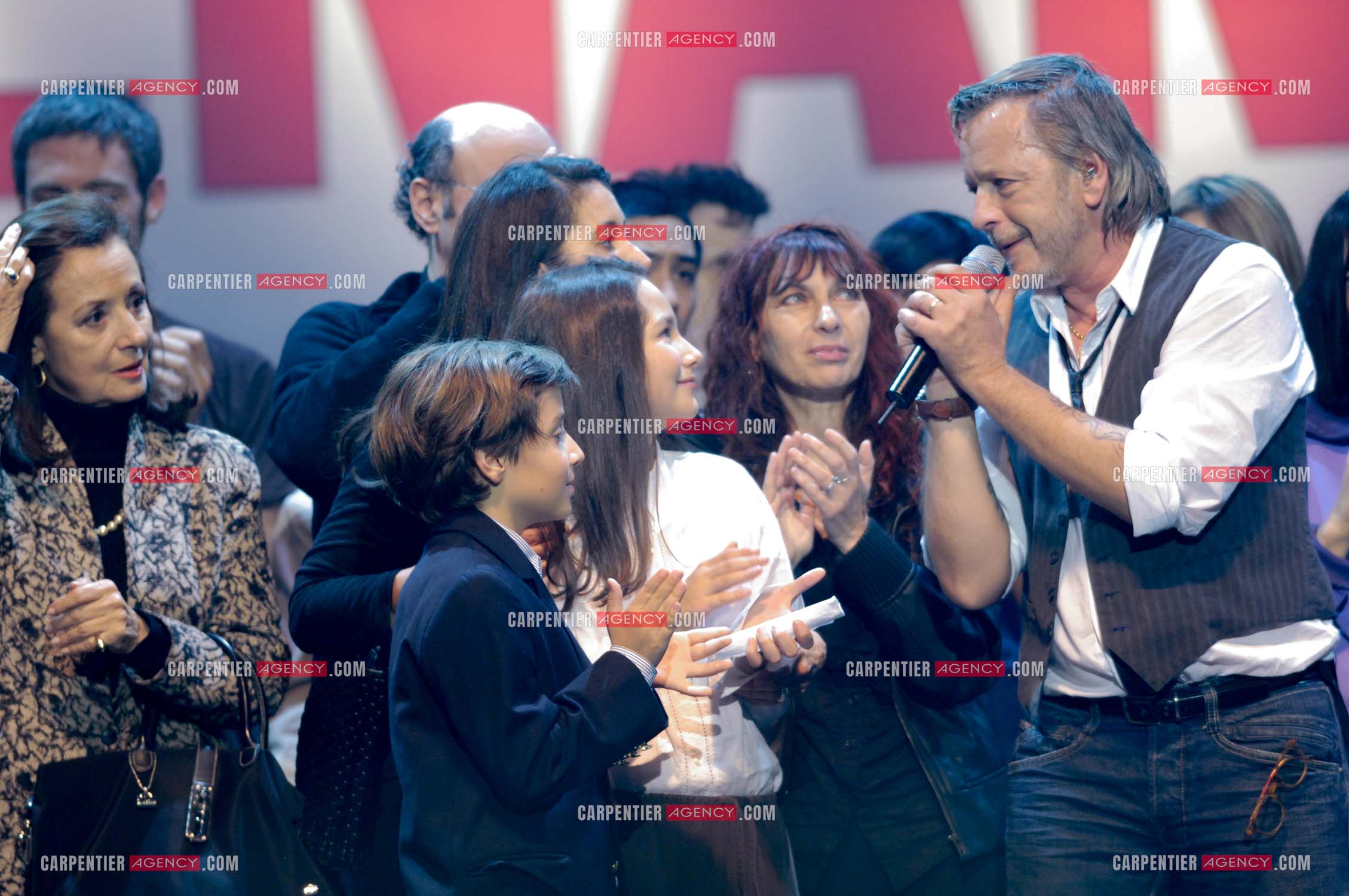 Le chanteur Renaud lors d un concert de soutien au Zenith de Paris au profis de la liberation d'Ingrid Betancourt. Renaud entouré de la famille de Ingrid Betancourt.