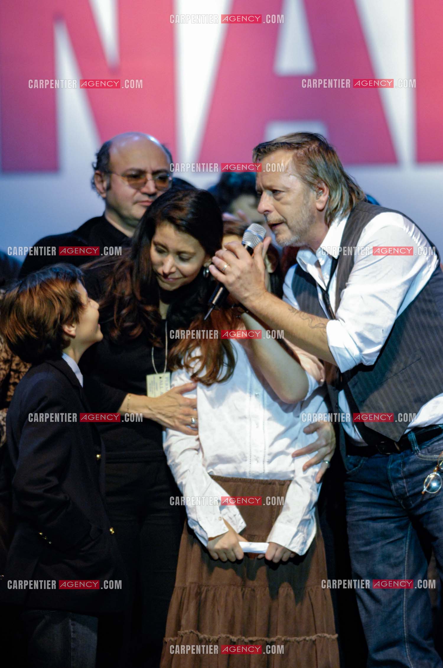 Le chanteur Renaud lors d un concert de soutien au Zenith de Paris au profis de la liberation d'Ingrid Betancourt. Renaud entouré de la famille de Ingrid Betancourt.