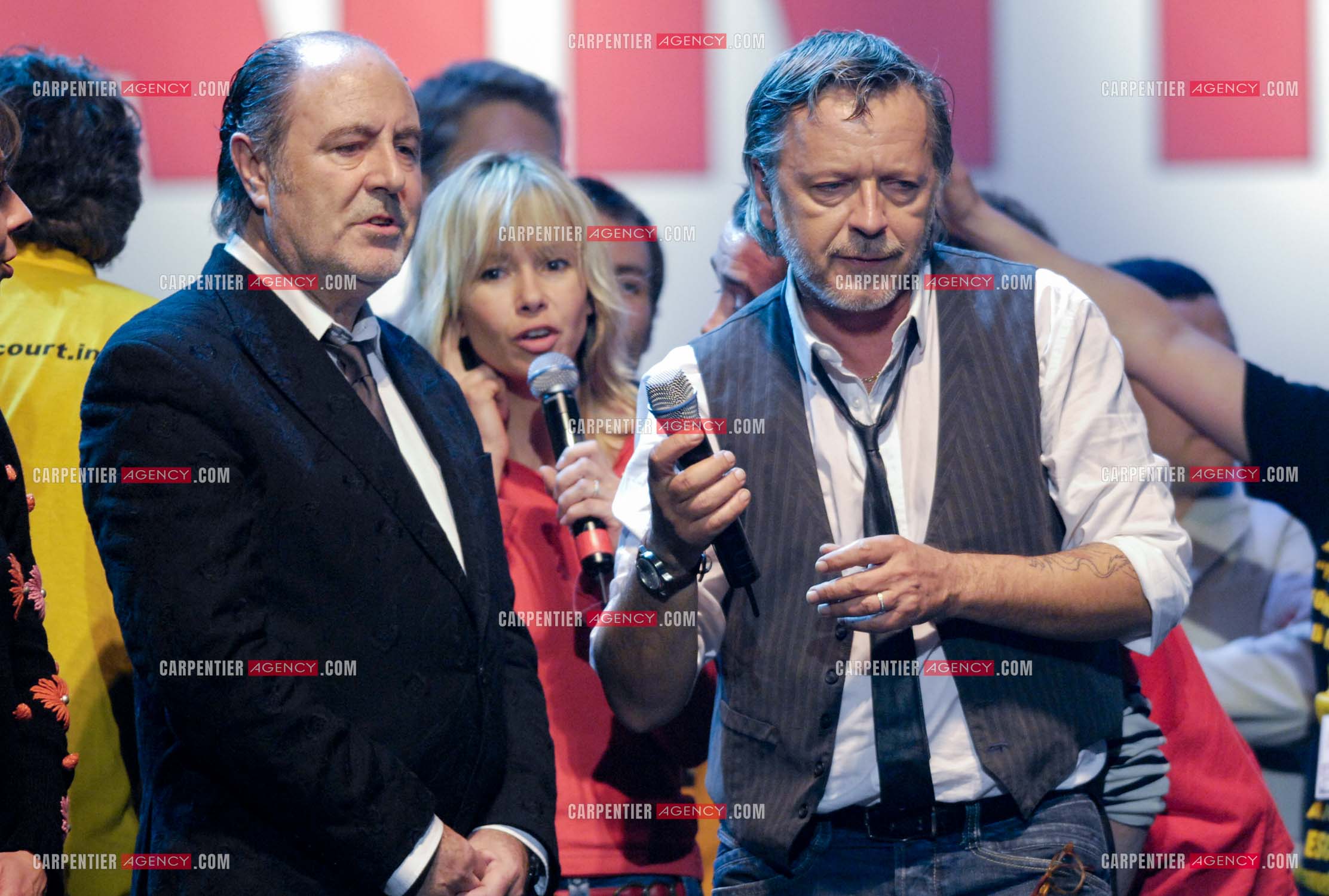 Le chanteur Renaud et sa femme Romane Serda lors d'un concert de soutien au Zénith de Paris au profit de la libération d'Ingrid Betancourt. Ici, accompagné du chanteur Michel Delpech.