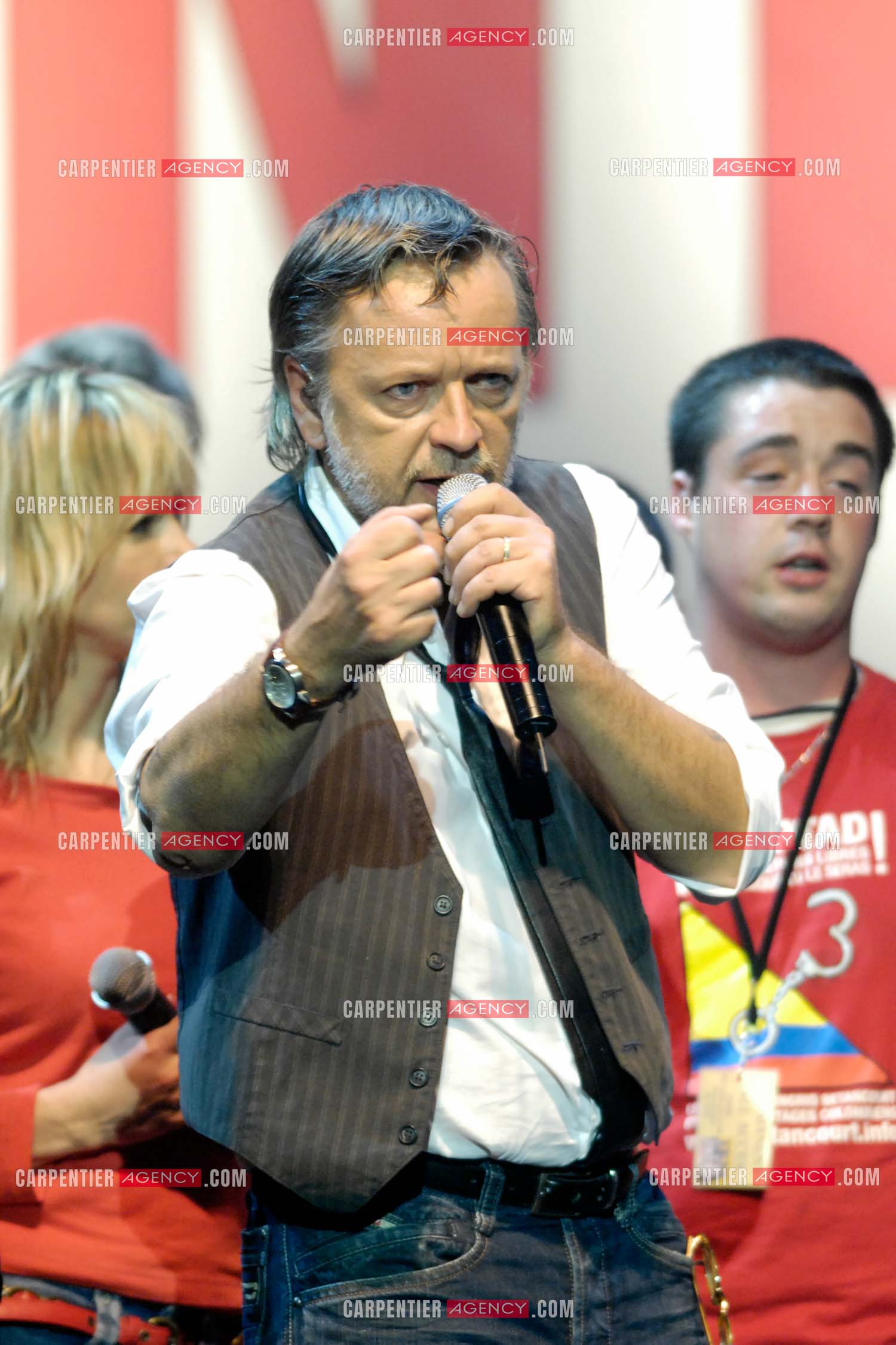 Le chanteur Renaud et sa femme Romane Serda lors d'un concert de soutien au Zénith de Paris au profit de la libération d'Ingrid Betancourt.