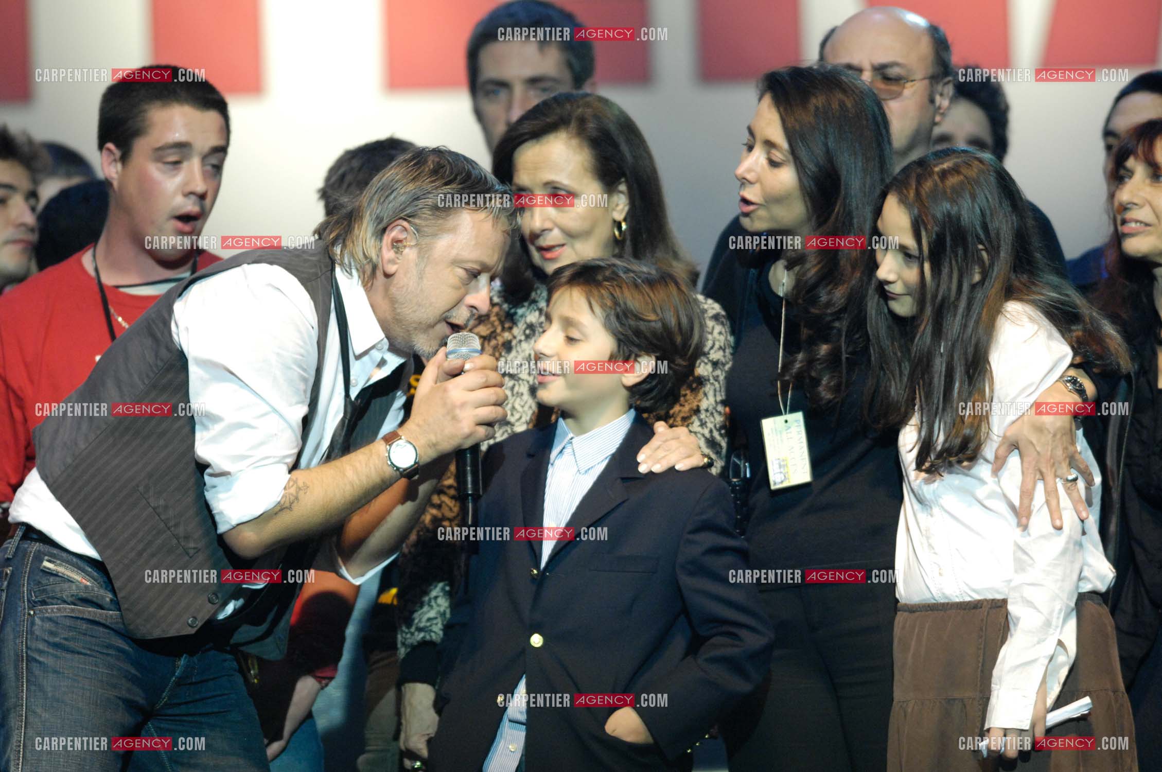 Le chanteur Renaud lors d un concert de soutien au Zenith de Paris au profis de la liberation d'Ingrid Betancourt. Renaud entouré de la famille de Ingrid Betancourt.