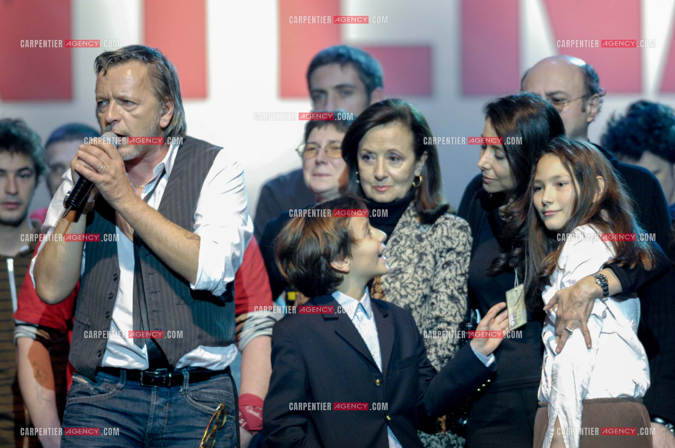 Le chanteur Renaud lors d un concert de soutien au Zenith de Paris au profis de la liberation d'Ingrid Betancourt. Renaud entouré de la famille de Ingrid Betancourt.