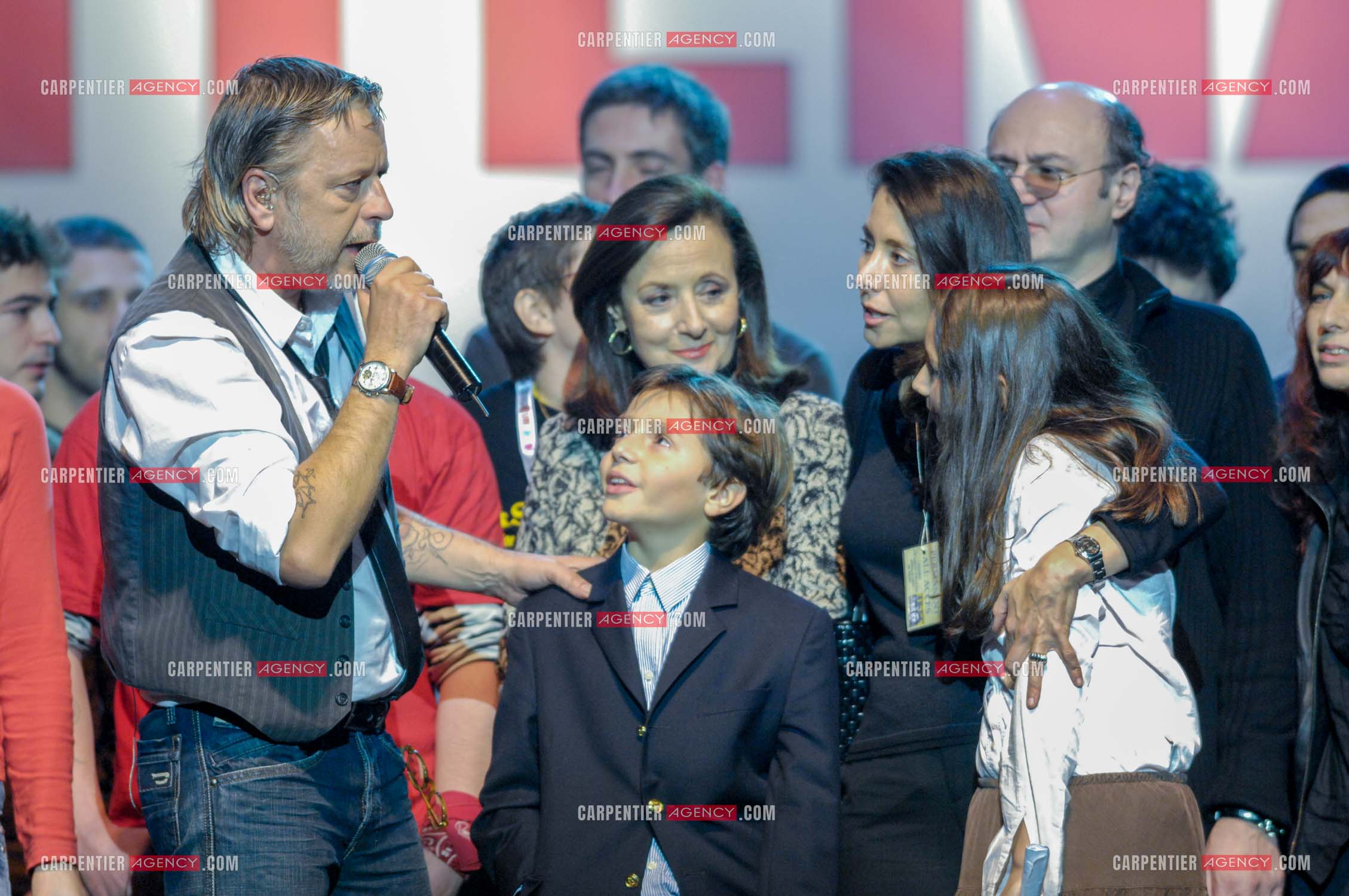 Le chanteur Renaud lors d un concert de soutien au Zenith de Paris au profis de la liberation d'Ingrid Betancourt. Renaud entouré de la famille de Ingrid Betancourt.