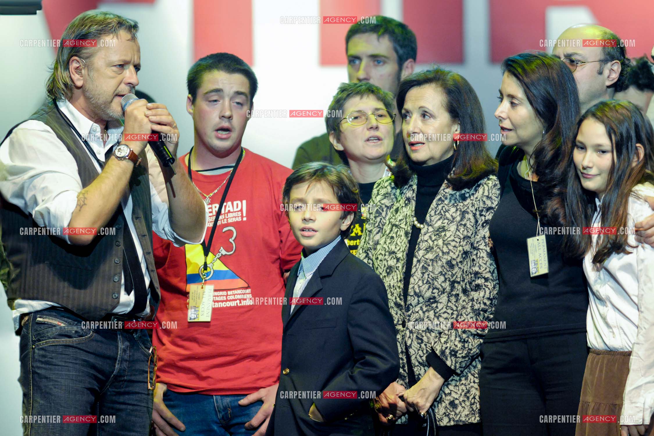 Le chanteur Renaud lors d un concert de soutien au Zenith de Paris au profis de la liberation d'Ingrid Betancourt. Renaud entouré de la famille de Ingrid Betancourt.
