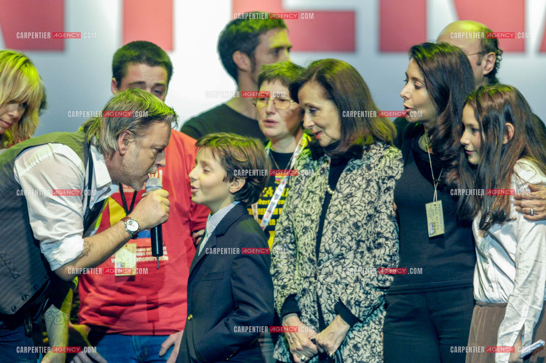 Le chanteur Renaud lors d un concert de soutien au Zenith de Paris au profis de la liberation d'Ingrid Betancourt. Renaud entouré de la famille de Ingrid Betancourt.