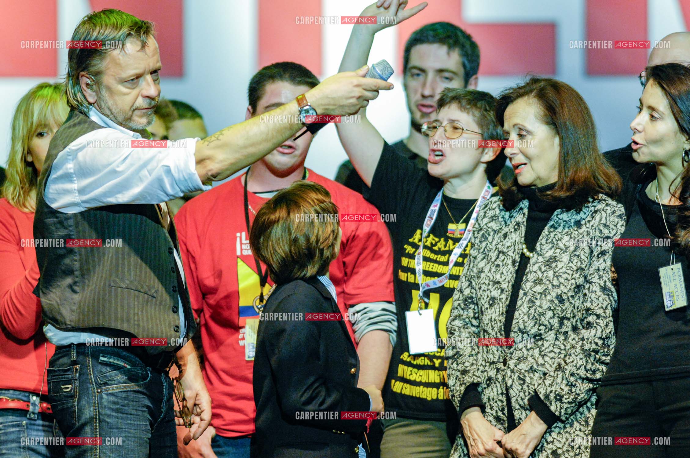 Le chanteur Renaud lors d un concert de soutien au Zenith de Paris au profis de la liberation d'Ingrid Betancourt. Renaud entouré de la famille de Ingrid Betancourt.