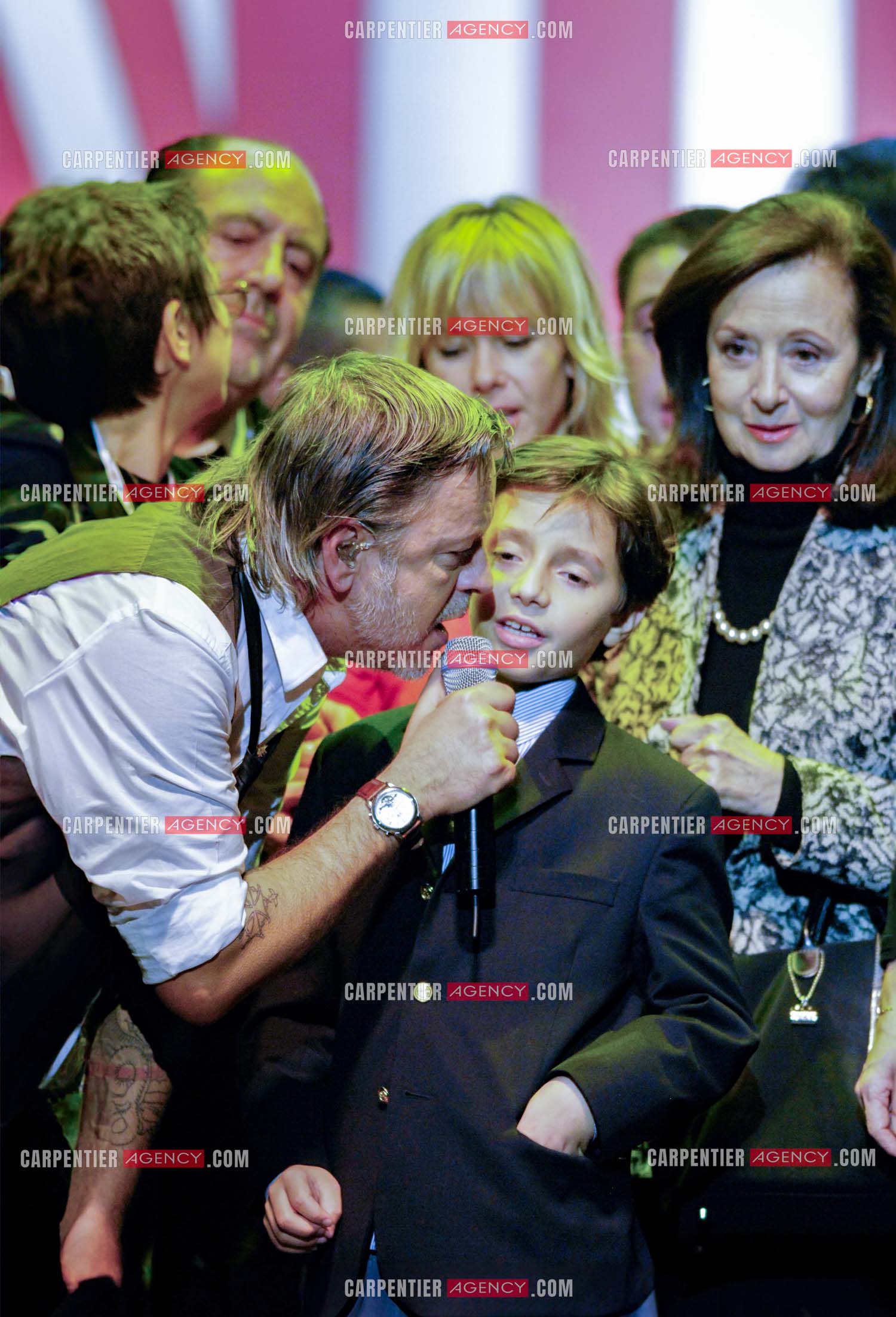 Le chanteur Renaud lors d un concert de soutien au Zenith de Paris au profis de la liberation d'Ingrid Betancourt. Renaud entouré de la famille de Ingrid Betancourt.