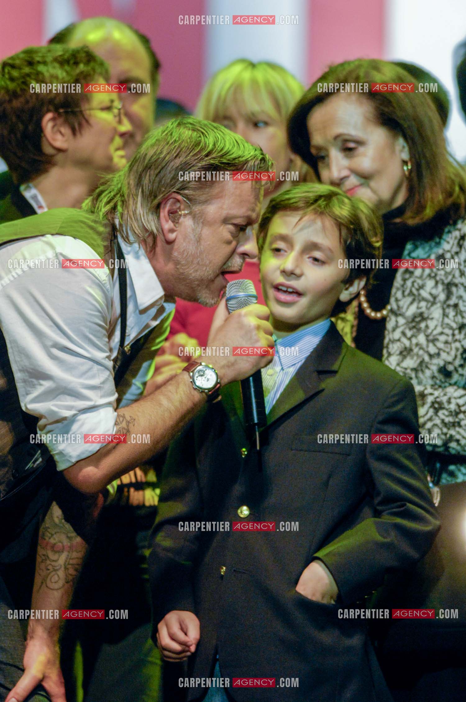 Le chanteur Renaud lors d un concert de soutien au Zenith de Paris au profis de la liberation d'Ingrid Betancourt. Renaud entouré de la famille de Ingrid Betancourt.