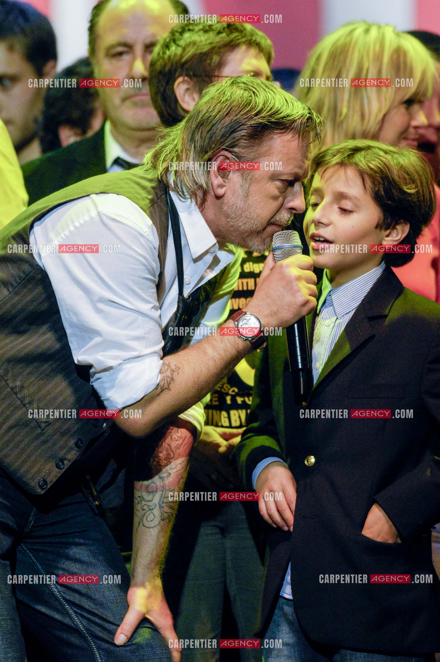 Le chanteur Renaud lors d un concert de soutien au Zenith de Paris au profis de la liberation d'Ingrid Betancourt. Renaud entouré de la famille de Ingrid Betancourt.