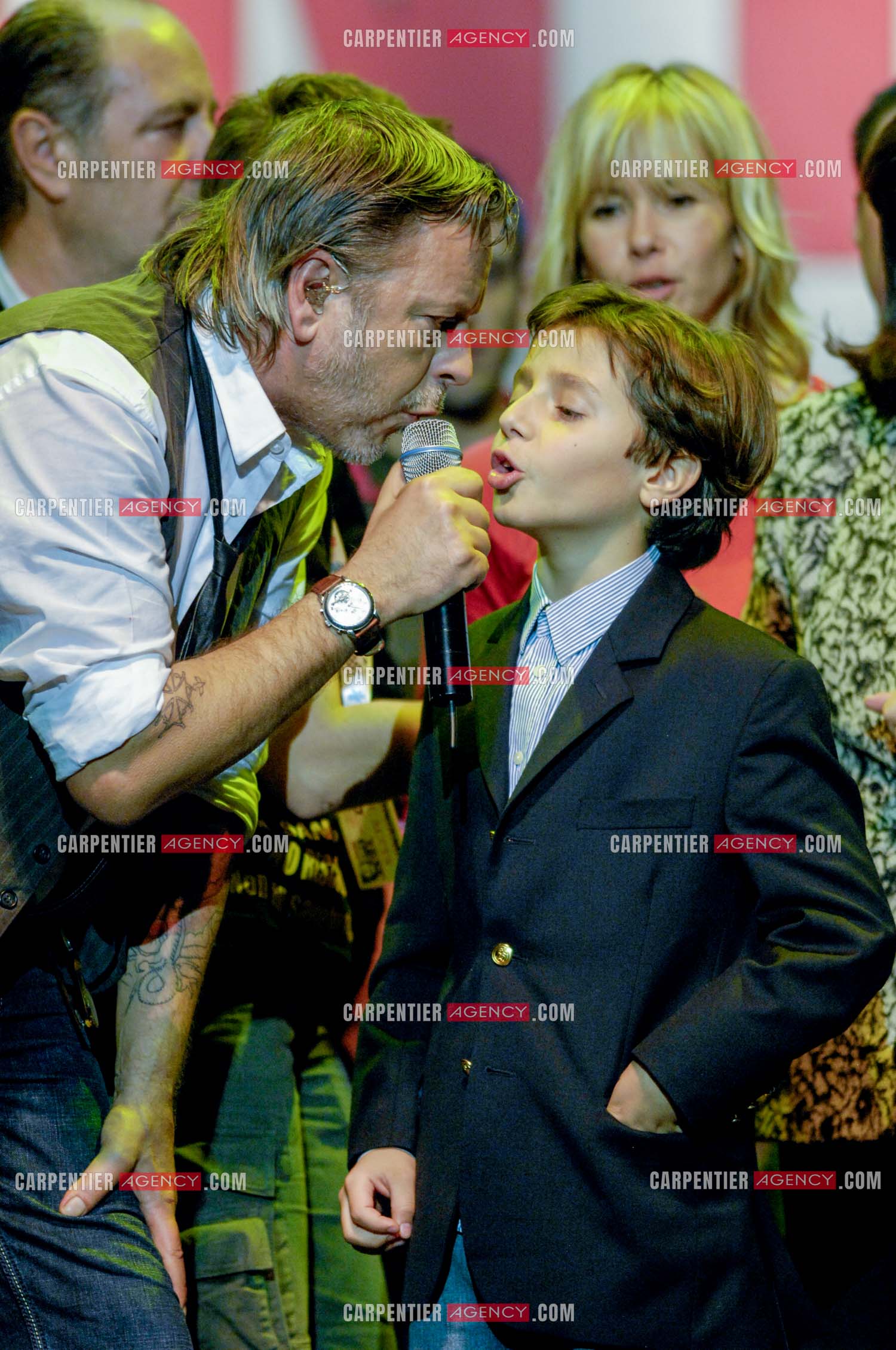 Le chanteur Renaud lors d un concert de soutien au Zenith de Paris au profis de la liberation d'Ingrid Betancourt. Renaud entouré de la famille de Ingrid Betancourt.