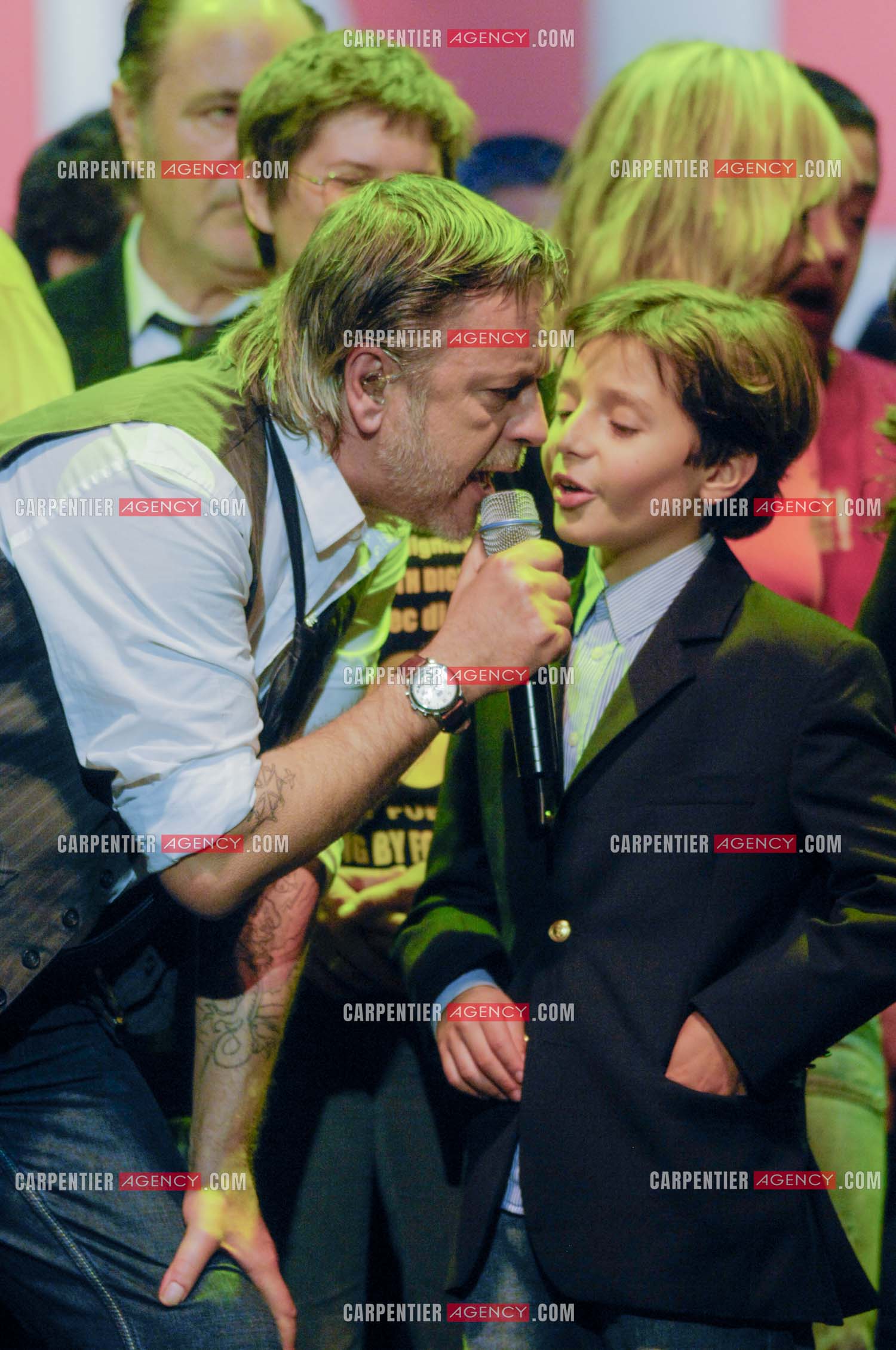 Le chanteur Renaud lors d un concert de soutien au Zenith de Paris au profis de la liberation d'Ingrid Betancourt. Renaud entouré de la famille de Ingrid Betancourt.