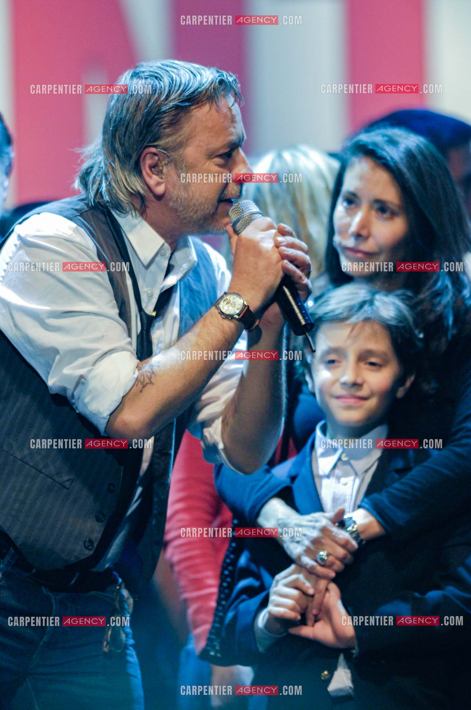 Le chanteur Renaud lors d un concert de soutien au Zenith de Paris au profis de la liberation d'Ingrid Betancourt. Renaud entouré de la famille de Ingrid Betancourt.