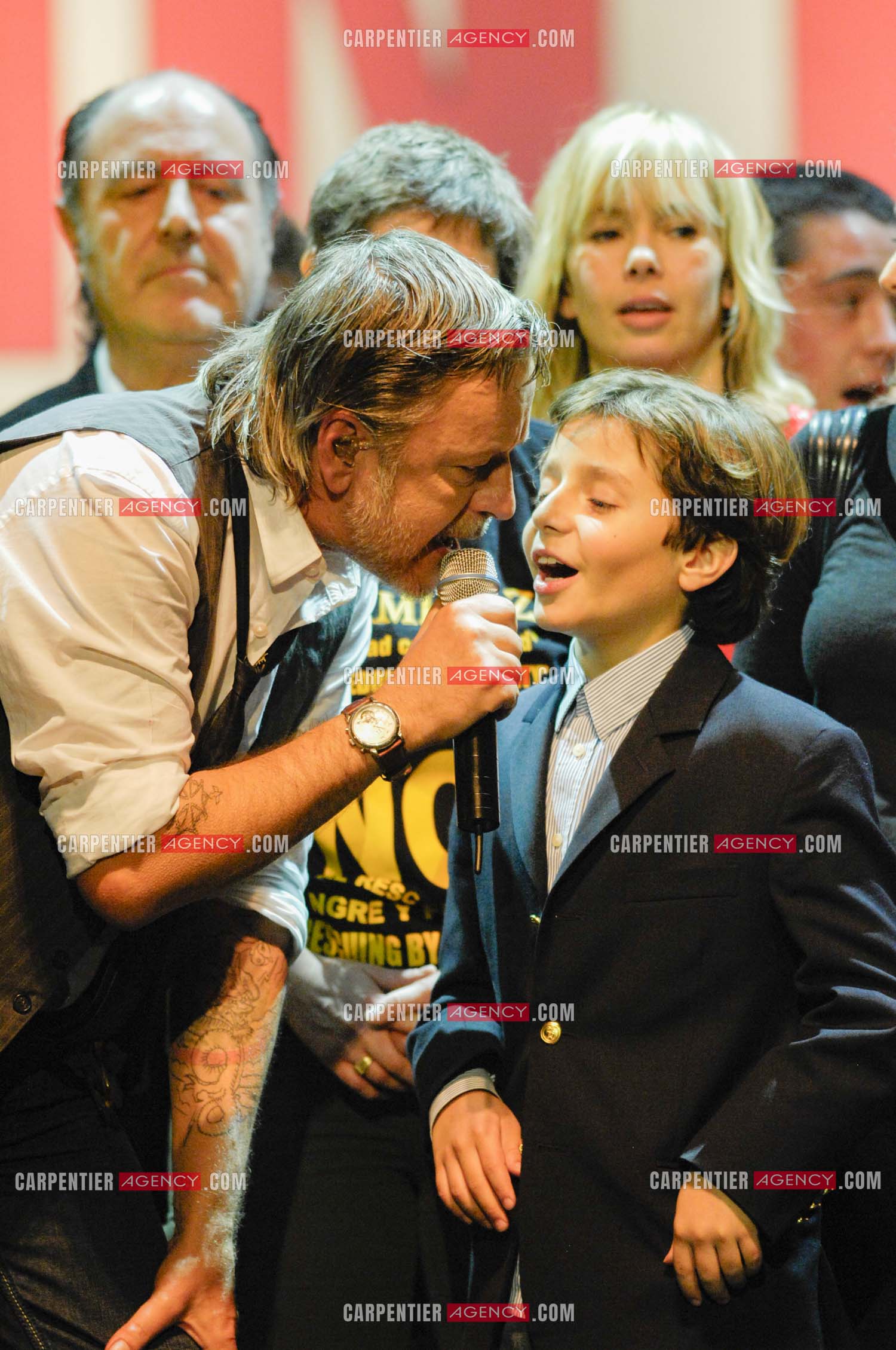 Le chanteur Renaud lors d un concert de soutien au Zenith de Paris au profis de la liberation d'Ingrid Betancourt. Renaud entouré de la famille de Ingrid Betancourt.