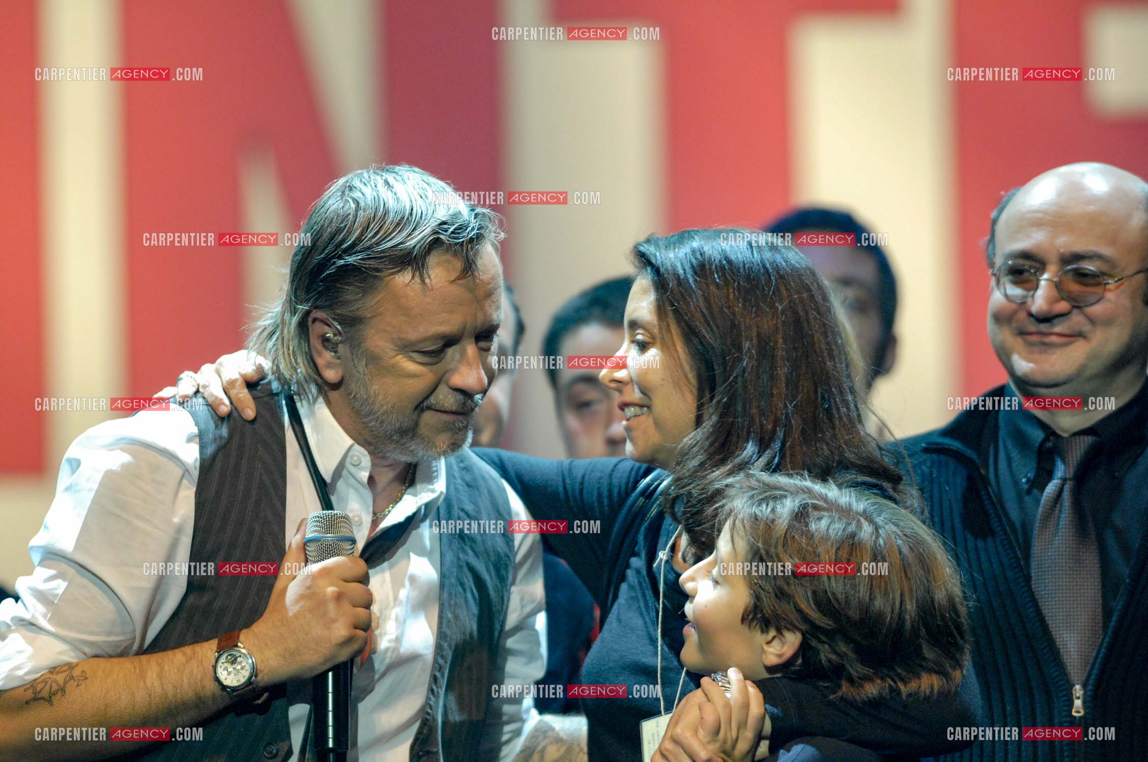 Le chanteur Renaud lors d un concert de soutien au Zenith de Paris au profis de la liberation d'Ingrid Betancourt. Renaud entouré de la famille de Ingrid Betancourt.