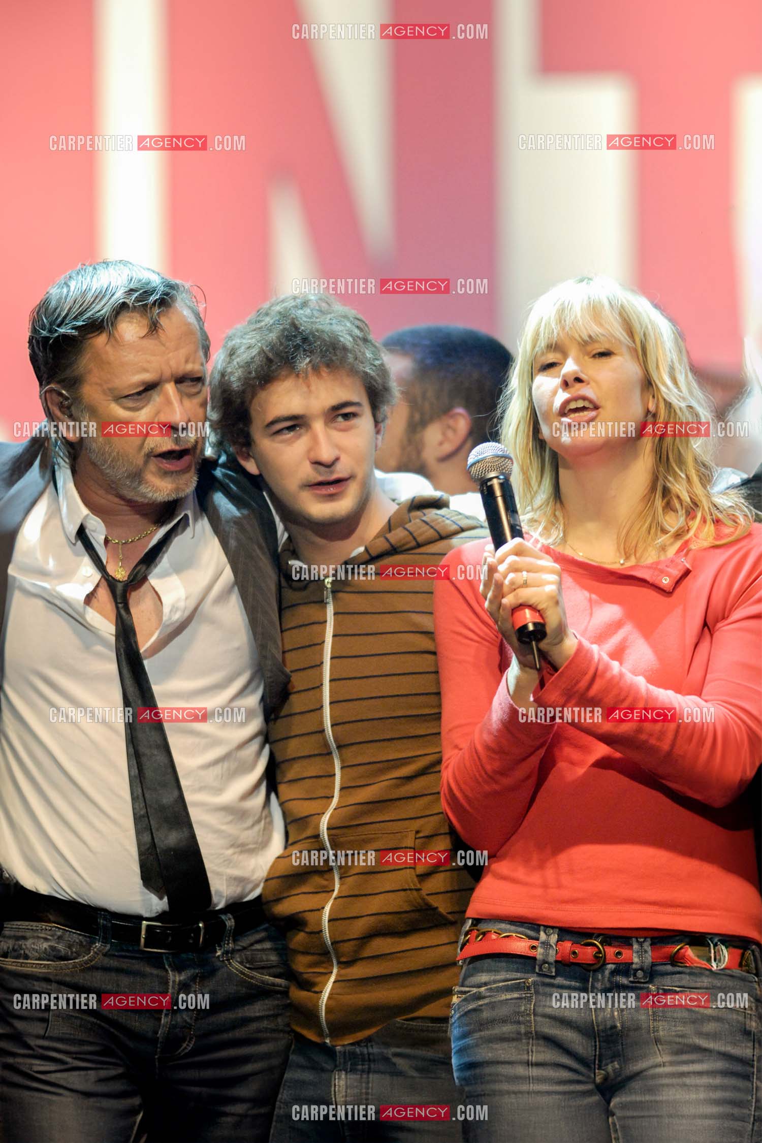 Le chanteur Renaud et sa femme Romane Serda autour de leur gendre Renan Luce lors d'un concert de soutien au Zénith de Paris au profit de la libération d'Ingrid Betancourt.