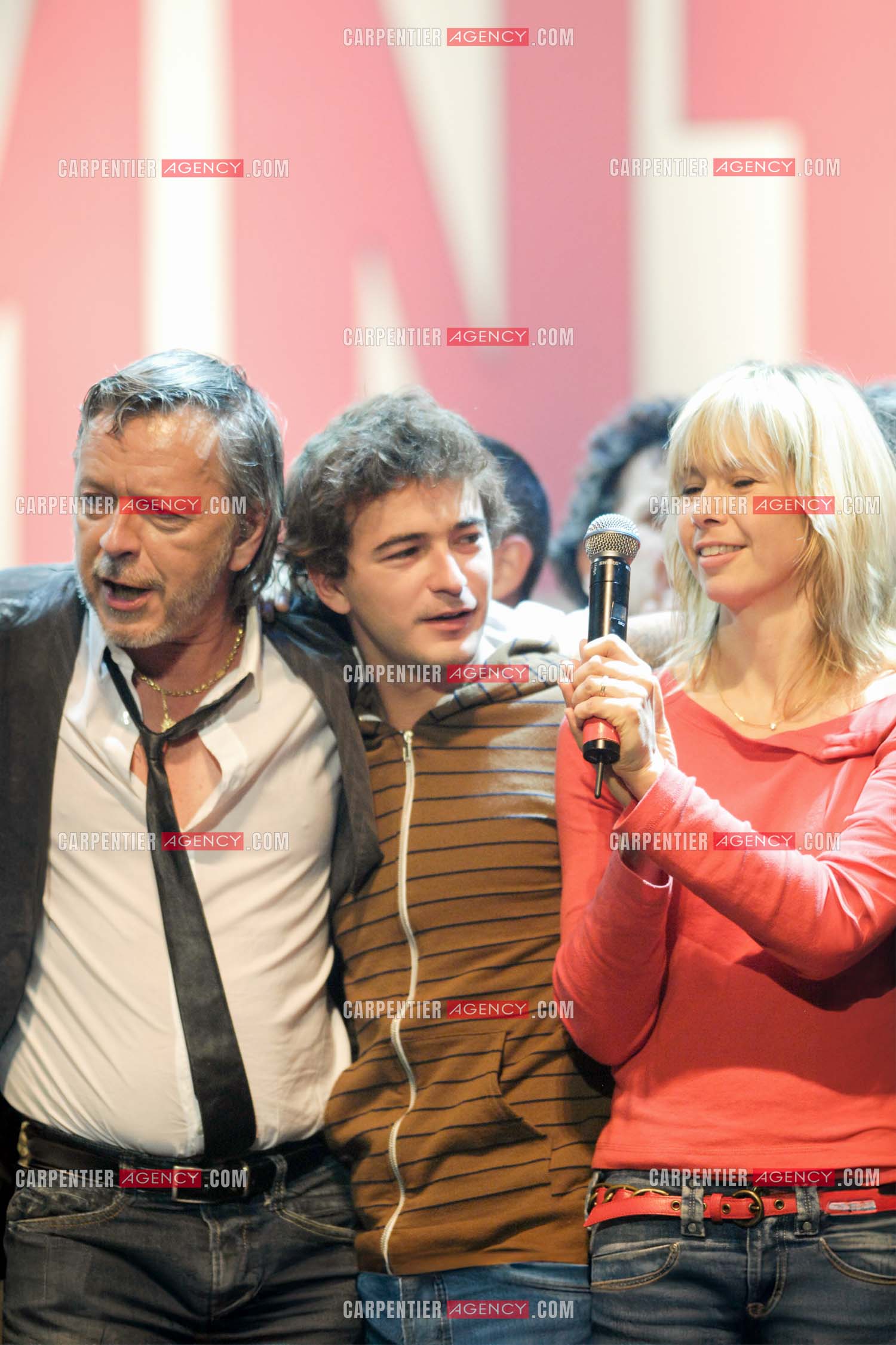 Le chanteur Renaud et sa femme Romane Serda autour de leur gendre Renan Luce lors d'un concert de soutien au Zénith de Paris au profit de la libération d'Ingrid Betancourt.