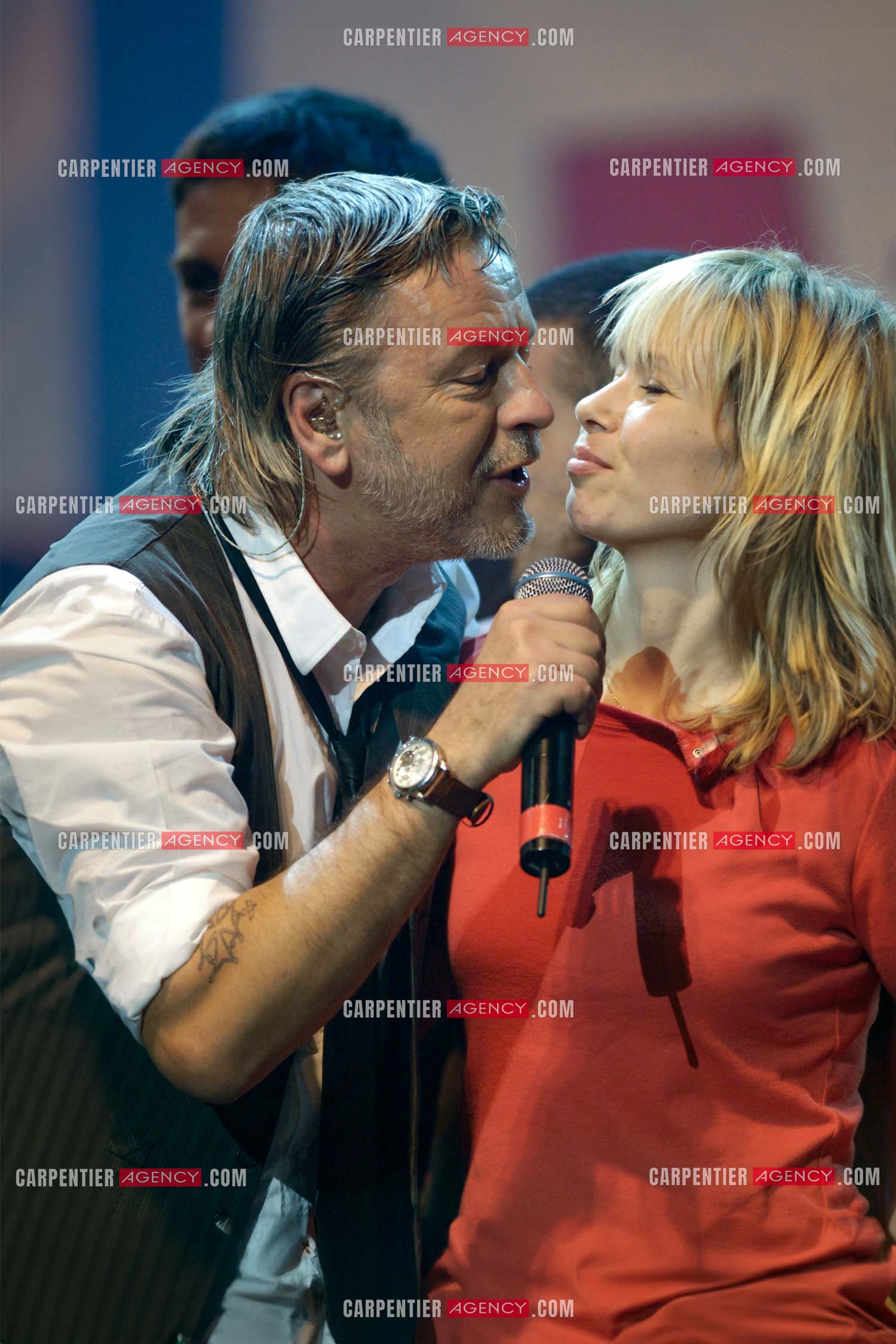 Le chanteur Renaud et sa femme Romane Serda lors d'un concert de soutien au Zénith de Paris au profit de la libération d'Ingrid Betancourt.